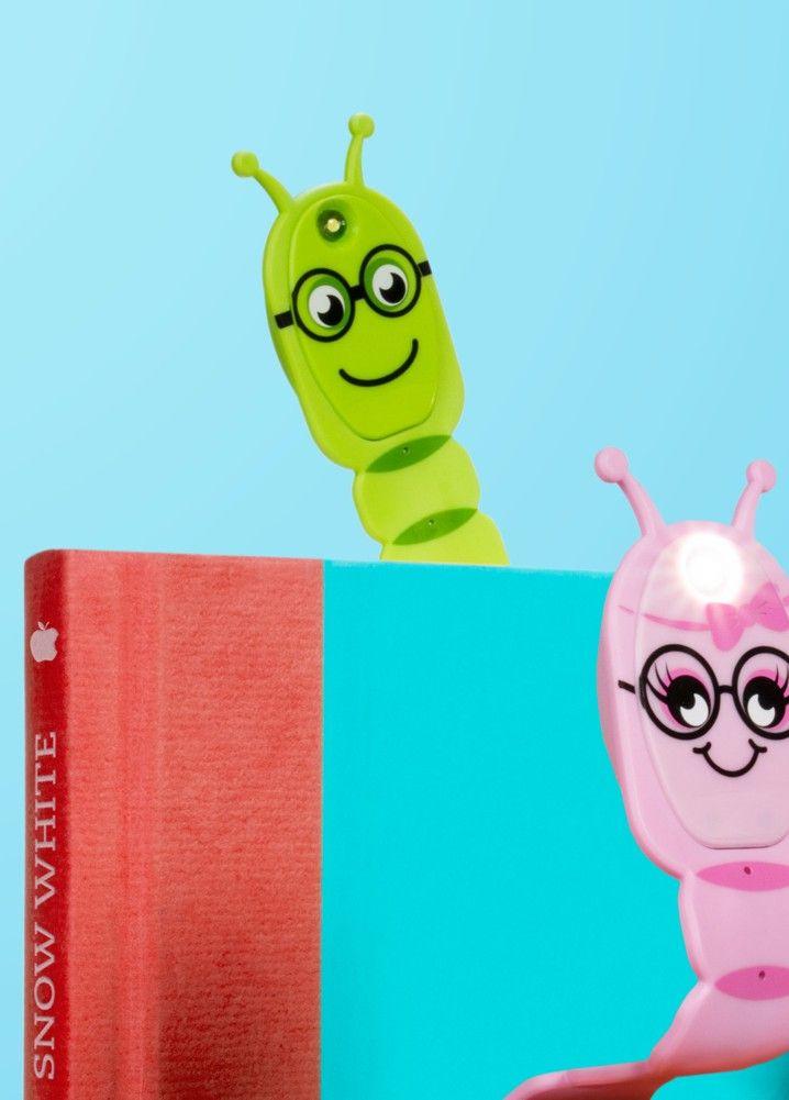Beispielinhalt (Bild) Flexilight Pals Leselicht (Bookworm) | grün | 2 in 1 Leselampe & Lesezeichen | LED Leselicht | Geschenk für Leser, Buchliebhaber | Deutsche Ausgabe