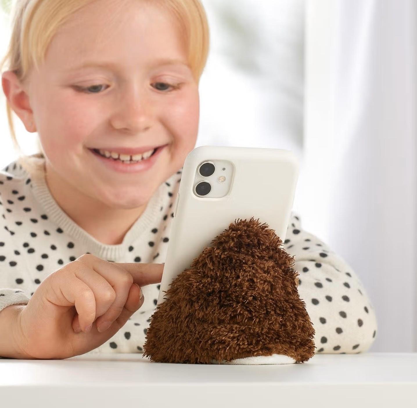 Beispielinhalt (Bild) Plusheez Handykissen (Pupsi) | Handyhalter | Aufsteller für Handys, Mini-Tablets und E-Reader | Passend für alle Handys | Mit Mikrofaserfläche zum Reinigen von Displays
