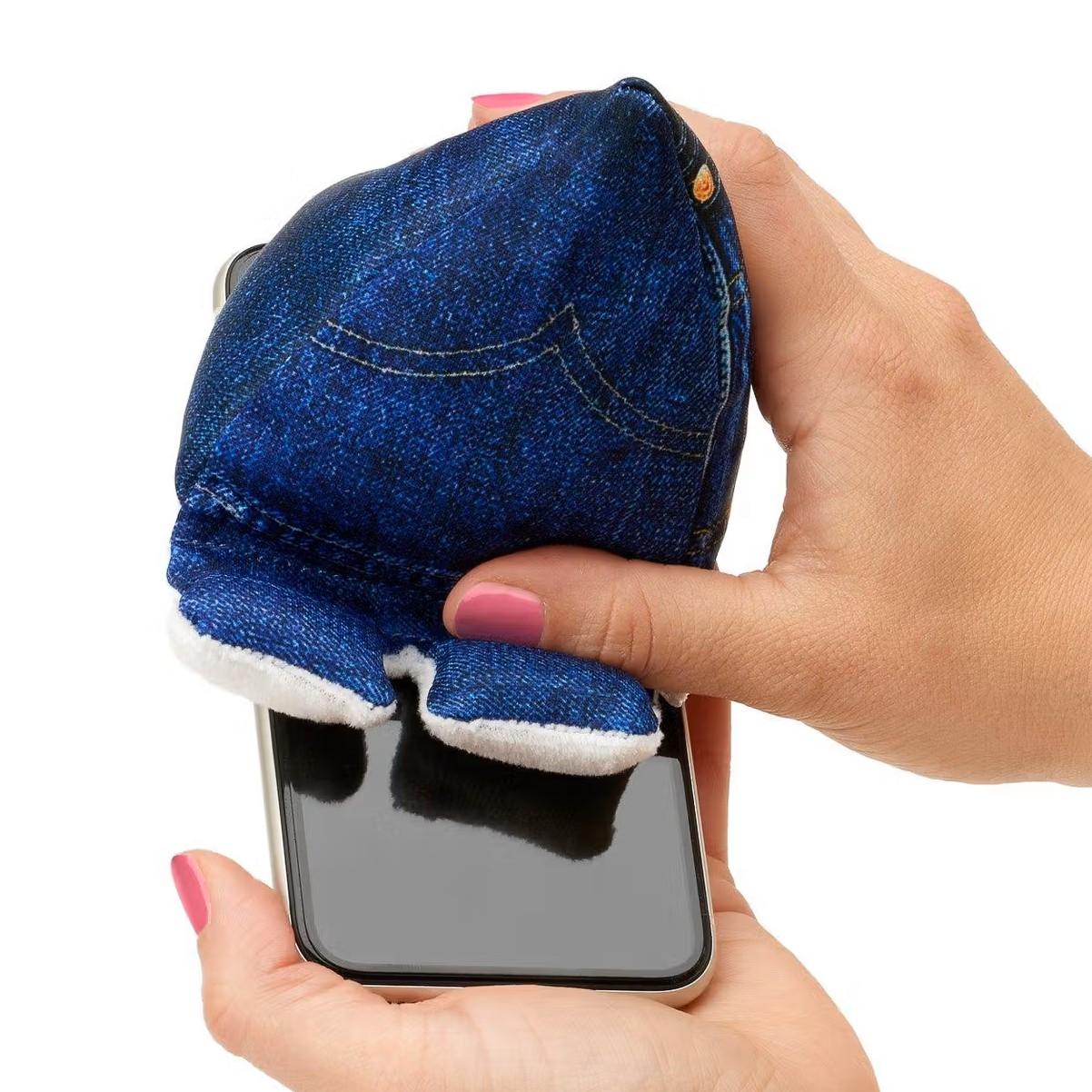 Beispielinhalt (Bild) Plusheez Handykissen (Blue Jeans) | Handyhalter | Aufsteller für Handys, Mini-Tablets und E-Reader | Passend für alle Handys | Mit Mikrofaserfläche zum Reinigen von Displays