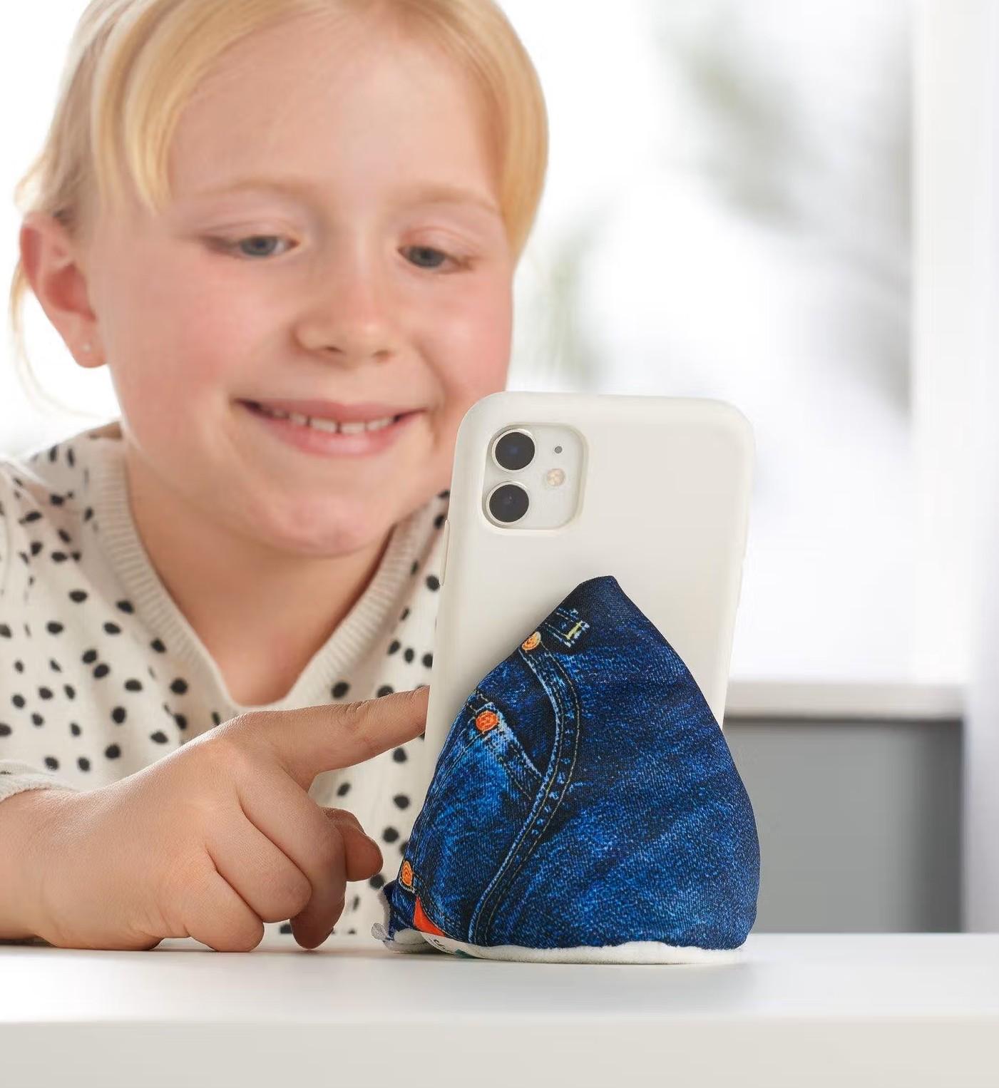 Beispielinhalt (Bild) Plusheez Handykissen (Blue Jeans) | Handyhalter | Aufsteller für Handys, Mini-Tablets und E-Reader | Passend für alle Handys | Mit Mikrofaserfläche zum Reinigen von Displays