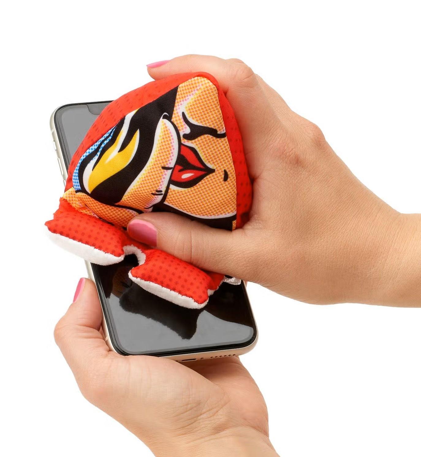 Beispielinhalt (Bild) Plusheez Handykissen (Lips / Psst!) | Handyhalter | Aufsteller für Handys, Mini-Tablets und E-Reader | Passend für alle Handys | Mit Mikrofaserfläche zum Reinigen von Displays