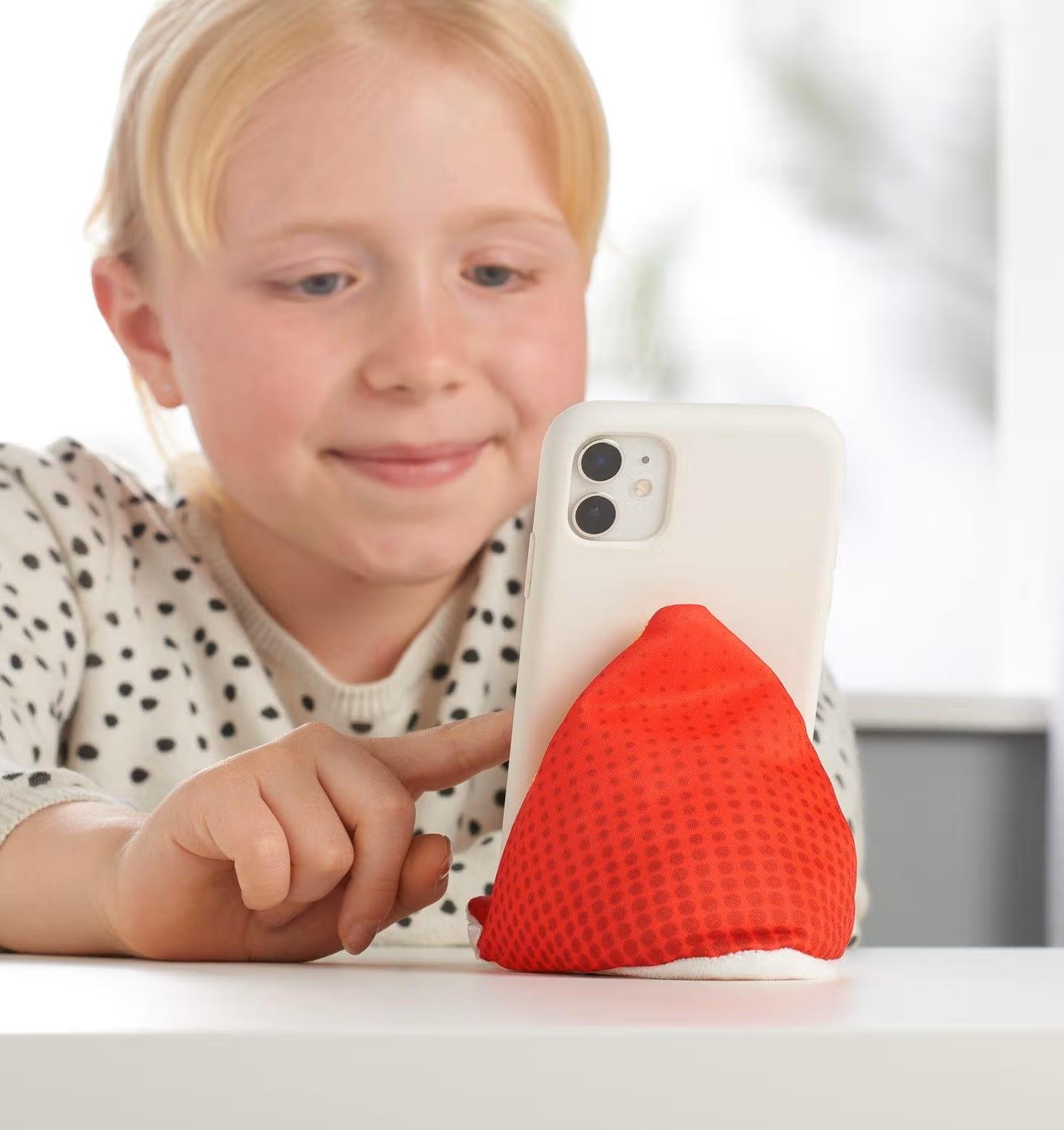Beispielinhalt (Bild) Plusheez Handykissen (Lips / Psst!) | Handyhalter | Aufsteller für Handys, Mini-Tablets und E-Reader | Passend für alle Handys | Mit Mikrofaserfläche zum Reinigen von Displays