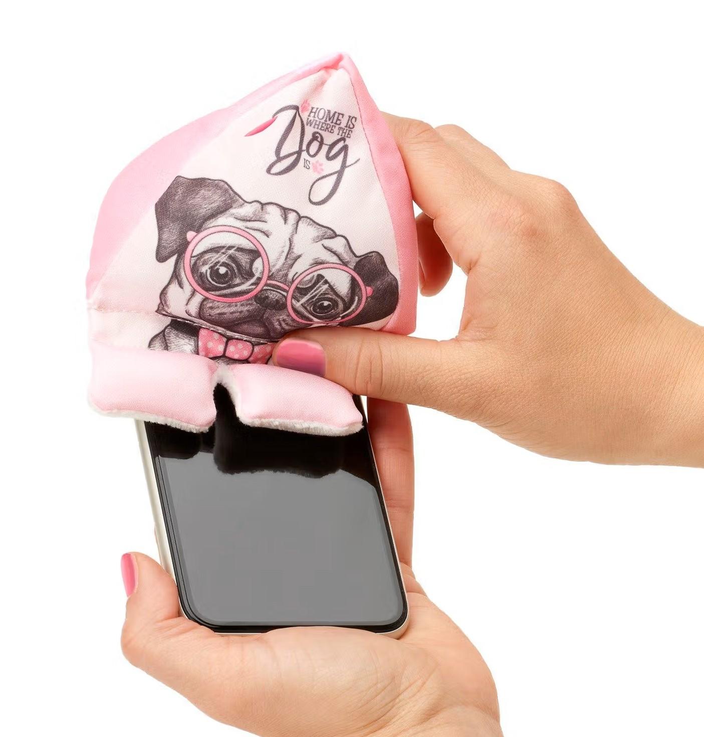 Beispielinhalt (Bild) Plusheez Handykissen (Hund) | pink | Handyhalter | Aufsteller für Handys, Mini-Tablets und E-Reader | Passend für alle Handys | Mit Mikrofaserfläche zum Reinigen von Displays