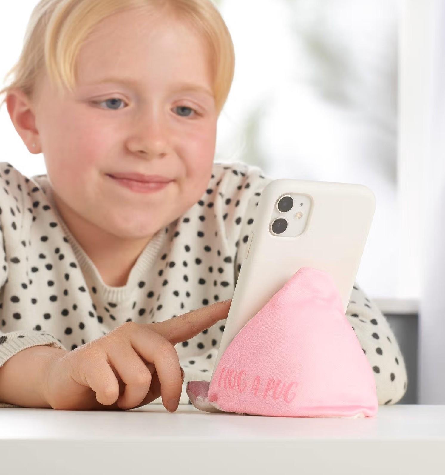 Beispielinhalt (Bild) Plusheez Handykissen (Hund) | pink | Handyhalter | Aufsteller für Handys, Mini-Tablets und E-Reader | Passend für alle Handys | Mit Mikrofaserfläche zum Reinigen von Displays