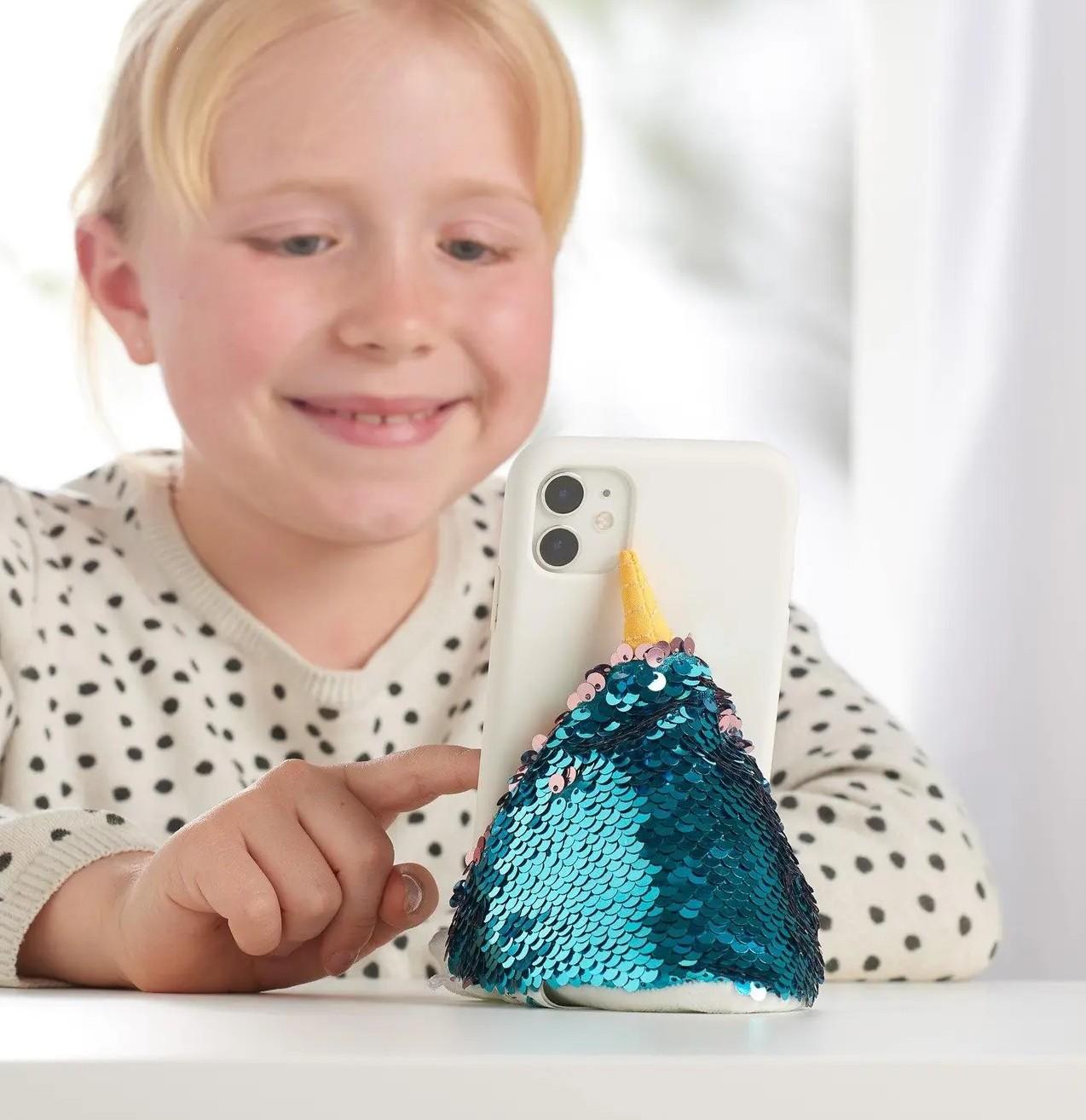Beispielinhalt (Bild) Plusheez Handykissen (Einhorn) | Handyhalter | Aufsteller für Handys, Mini-Tablets und E-Reader | Passend für alle Handys | Mit Mikrofaserfläche zum Reinigen von Displays