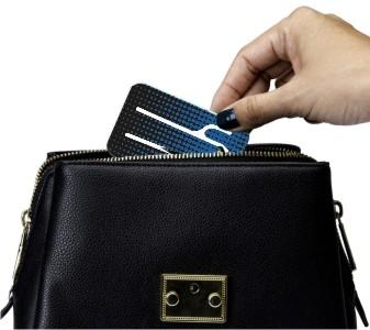 Beispielinhalt (Bild) Flexistand (Blue Dots) | flexibler Handyaufsteller | für alle Handys und Mini-Tablets | superflach | stufenlos verstellbar | hochkant und quer | passt in jede Hosentasche
