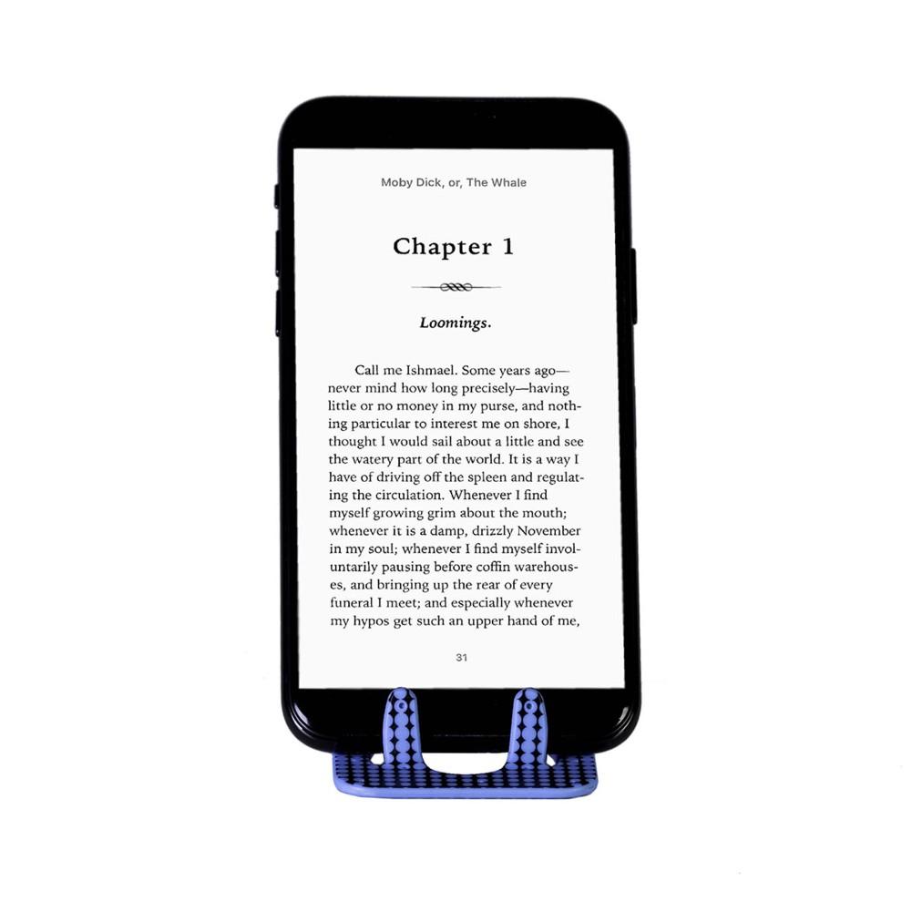 Beispielinhalt (Bild) Flexistand (Blue Dots) | flexibler Handyaufsteller | für alle Handys und Mini-Tablets | superflach | stufenlos verstellbar | hochkant und quer | passt in jede Hosentasche