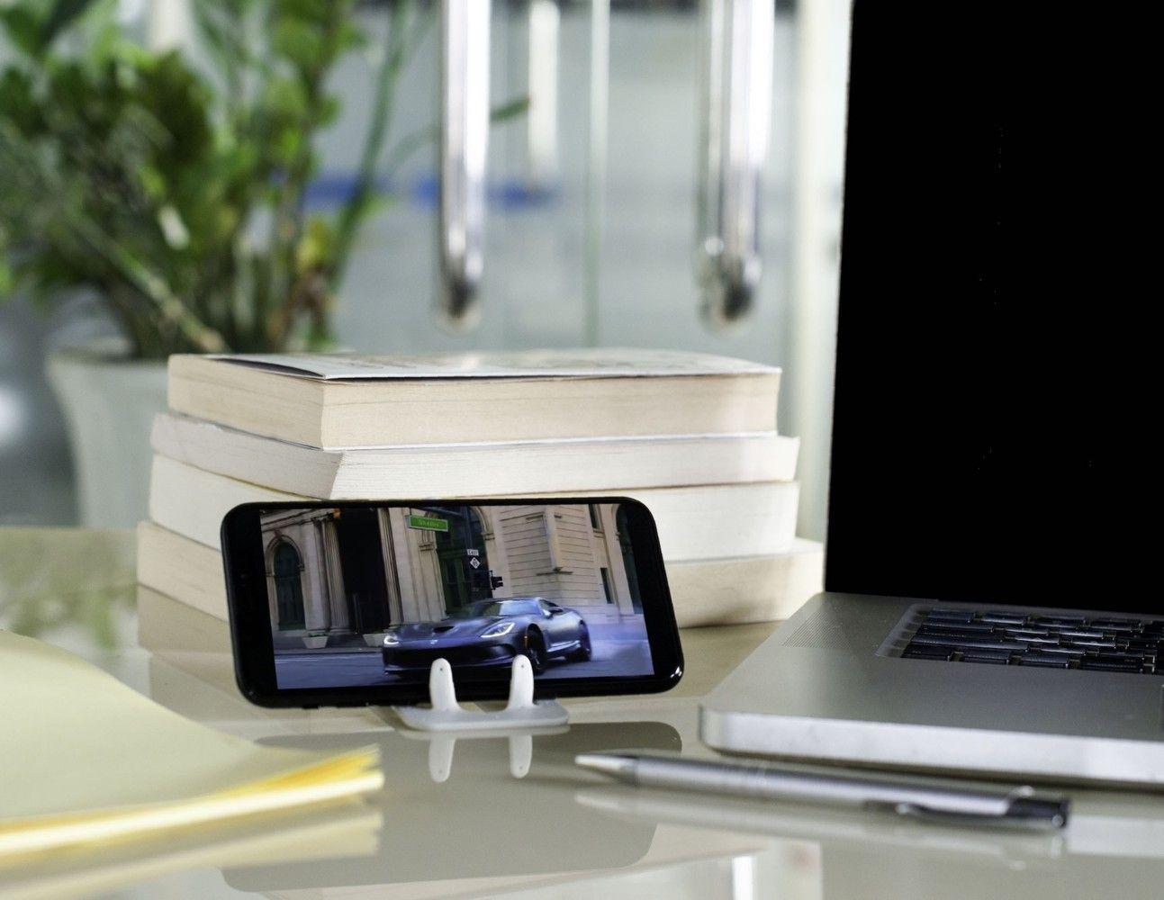 Beispielinhalt (Bild) Flexistand (Doodle) | flexibler Handyaufsteller | für alle Handys und Mini-Tablets | superflach | stufenlos verstellbar | hochkant und quer | passt in jede Hosentasche