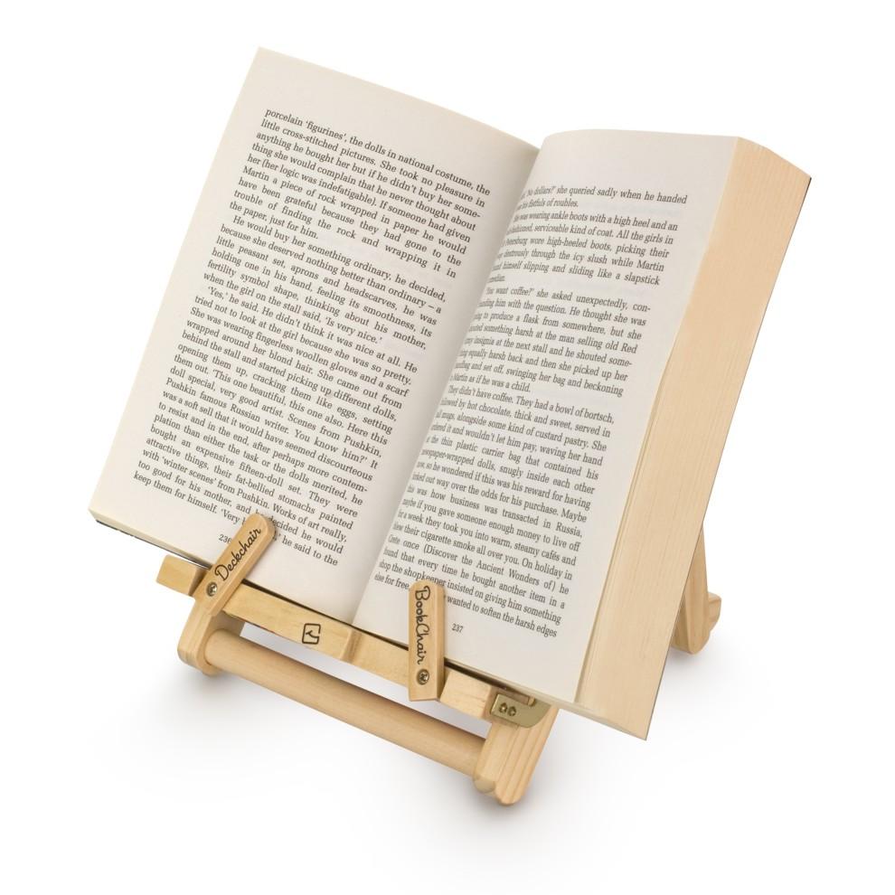 Beispielinhalt (Bild) Bookchair (Medium) - Schwarz - Buchständer aus Holz - Leseständer - Für Bücher, E-Reader und Tablets - Lesehilfe - Tablethalter - freihändig Lesen - Geschenk für Leser & Buchliebhaber