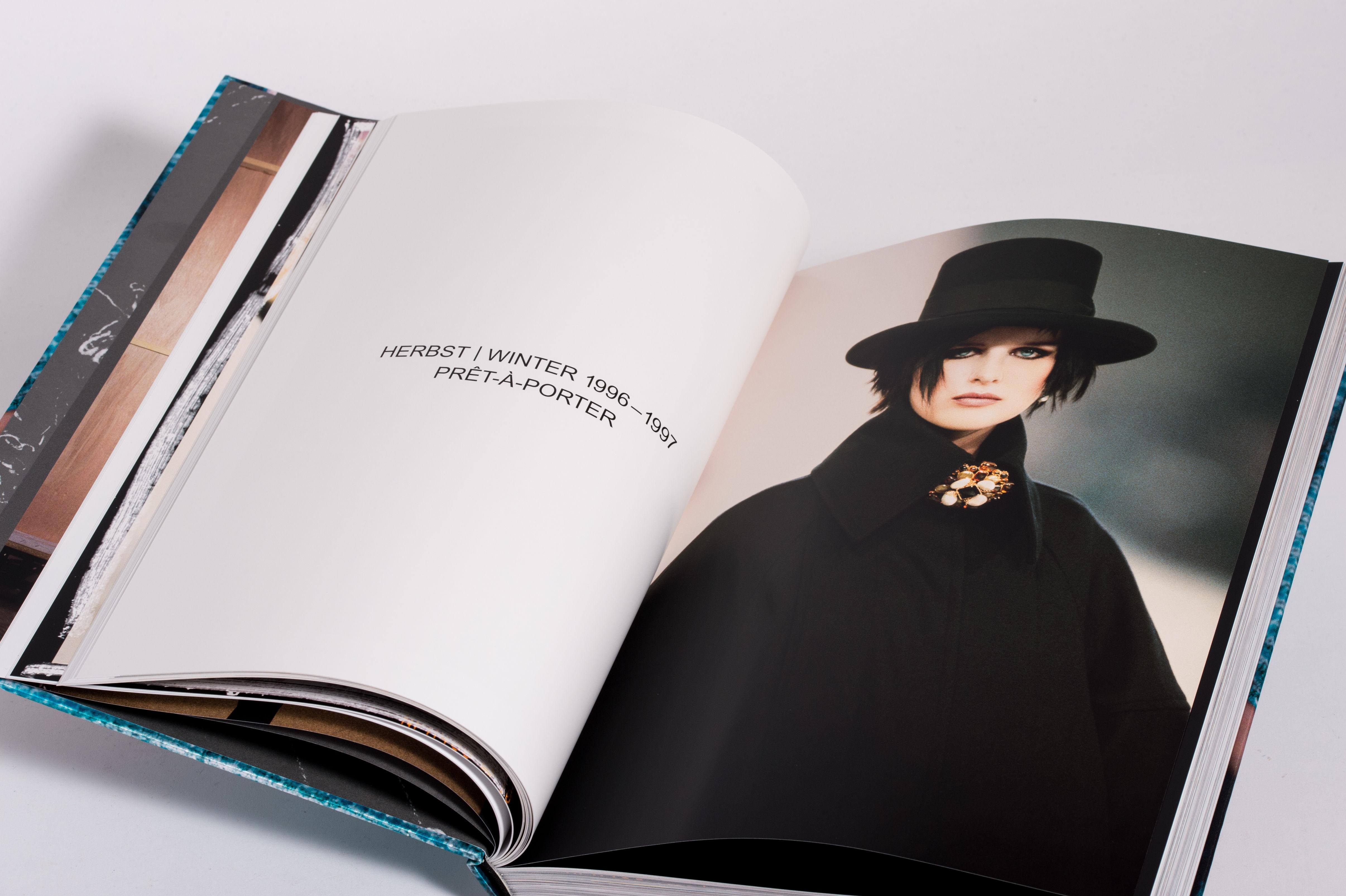 Beispielinhalt (Bild) Karl Lagerfeld Unseen: Die Chanel-Jahre. Überformat mit Lotus-Leineneinband und Folienprägung