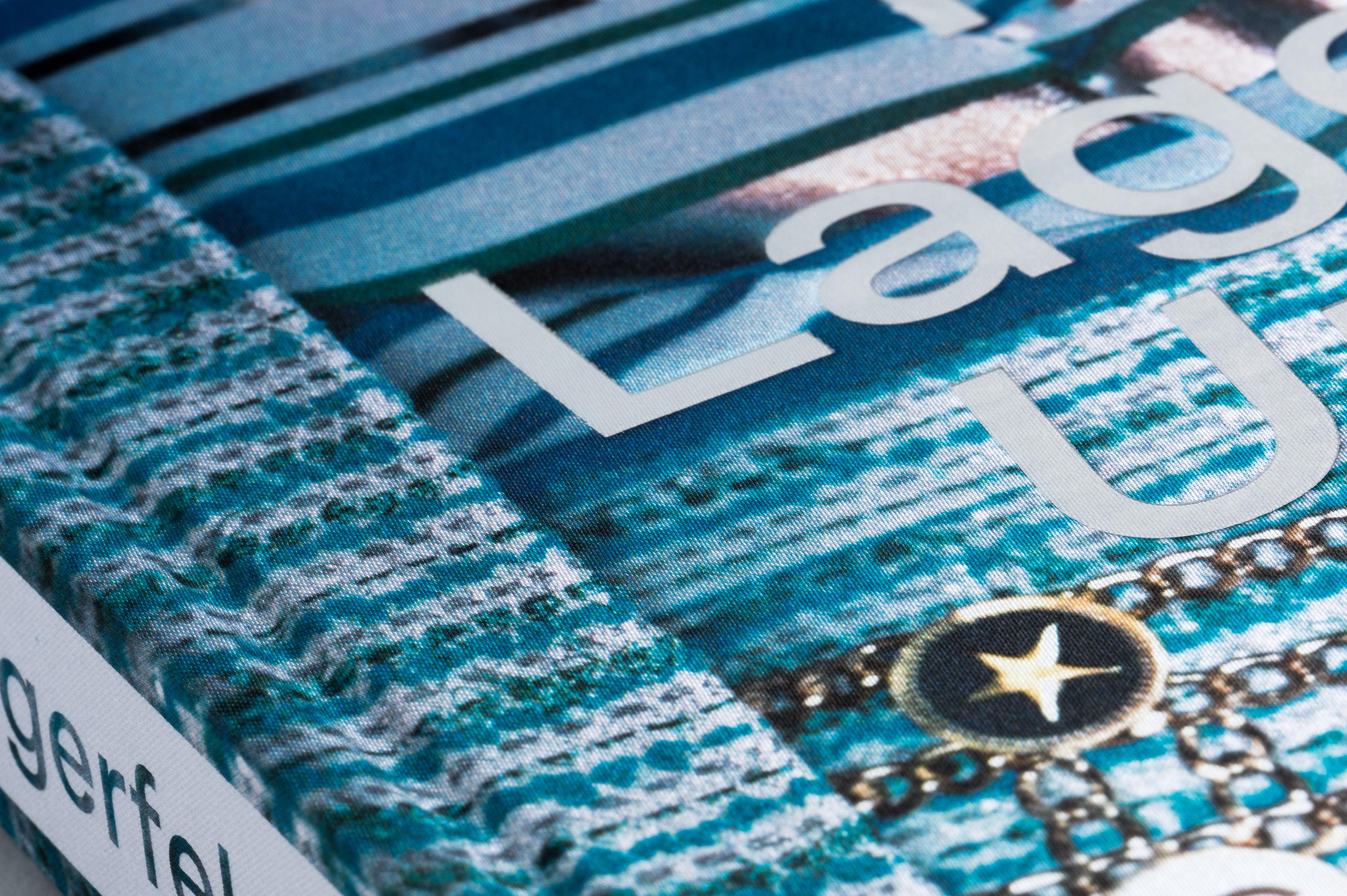 Beispielinhalt (Bild) Karl Lagerfeld Unseen: Die Chanel-Jahre. Überformat mit Lotus-Leineneinband und Folienprägung
