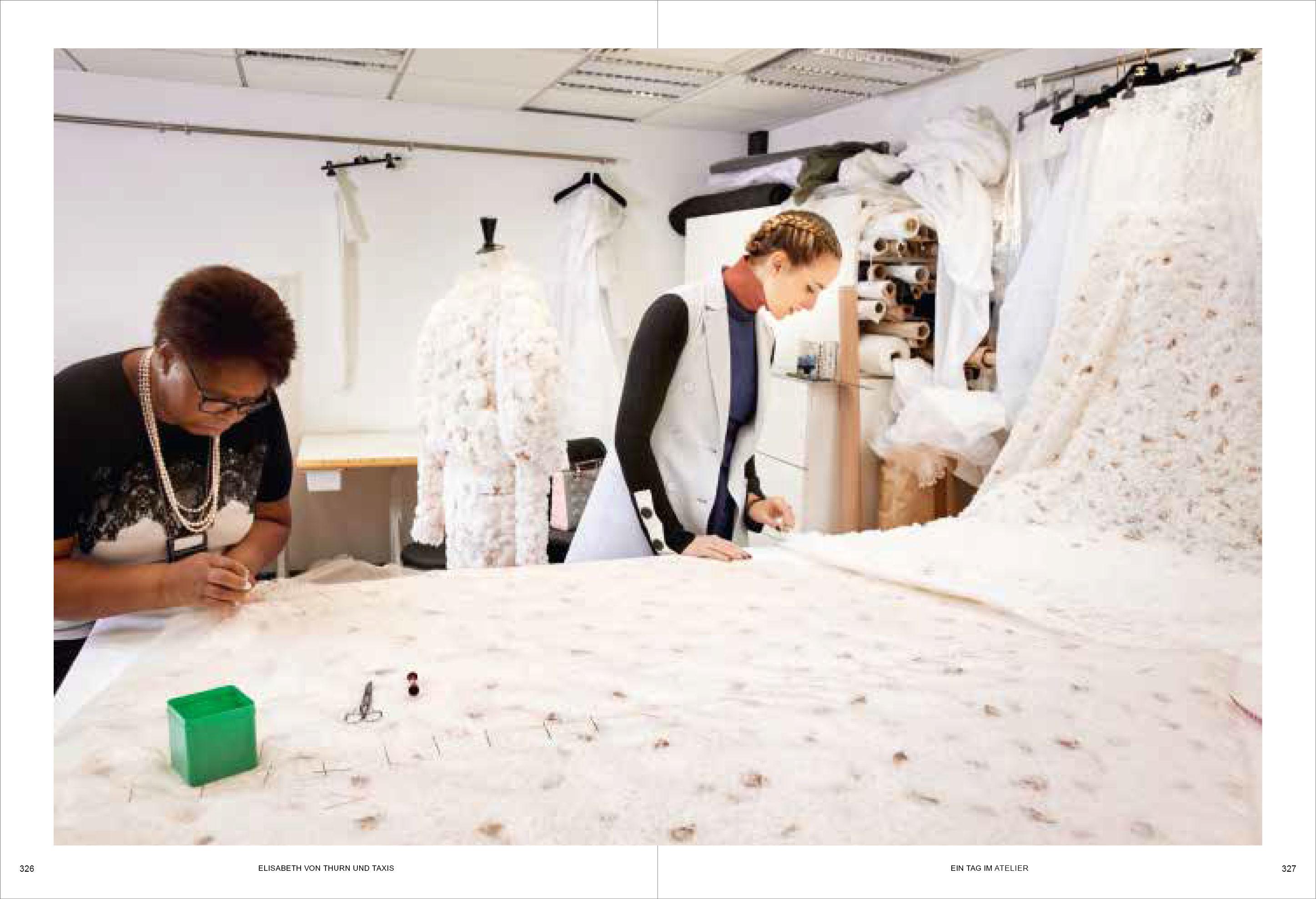 Beispielinhalt (Bild) Karl Lagerfeld Unseen: Die Chanel-Jahre. Überformat mit Lotus-Leineneinband und Folienprägung