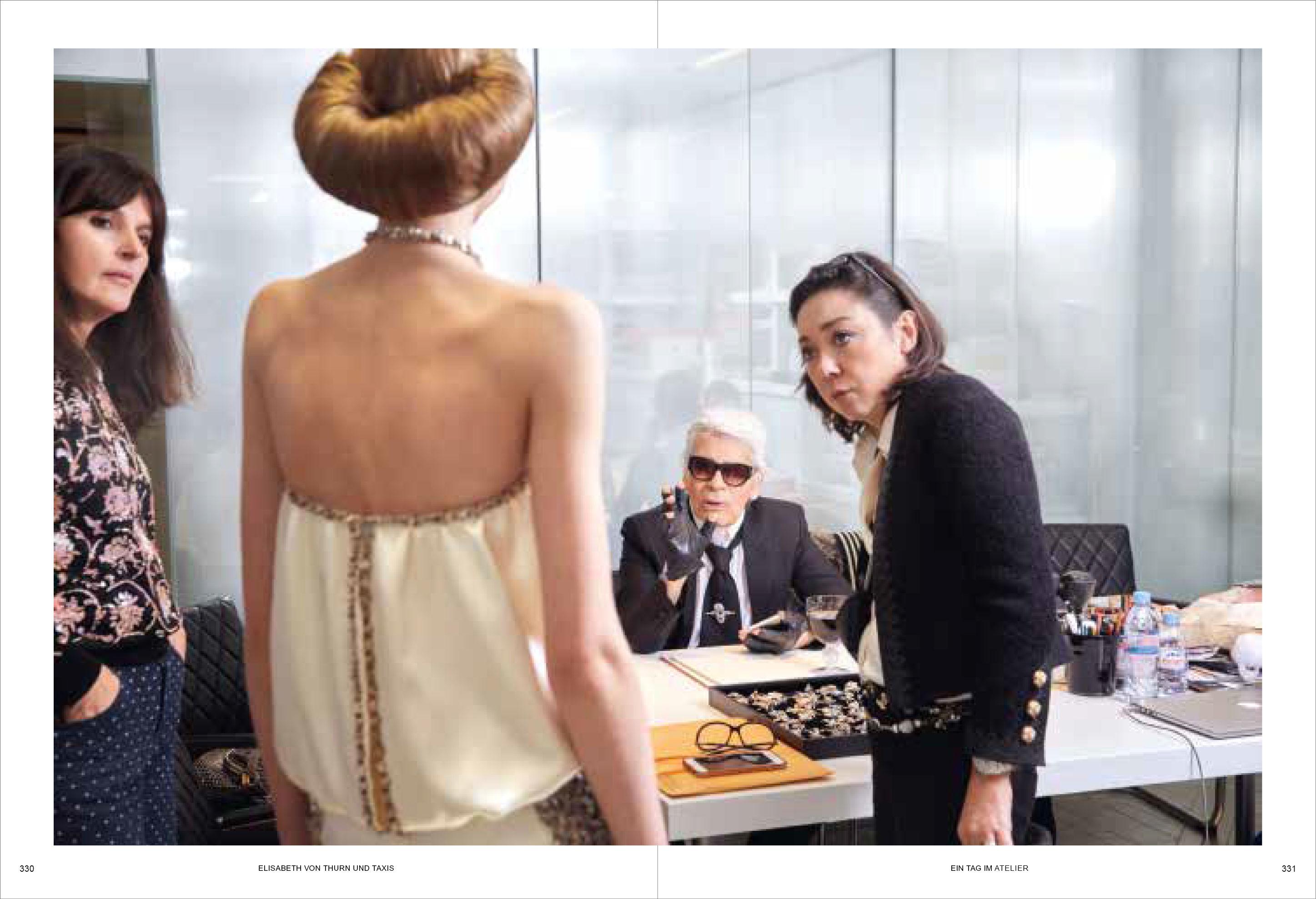 Beispielinhalt (Bild) Karl Lagerfeld Unseen: Die Chanel-Jahre. Überformat mit Lotus-Leineneinband und Folienprägung
