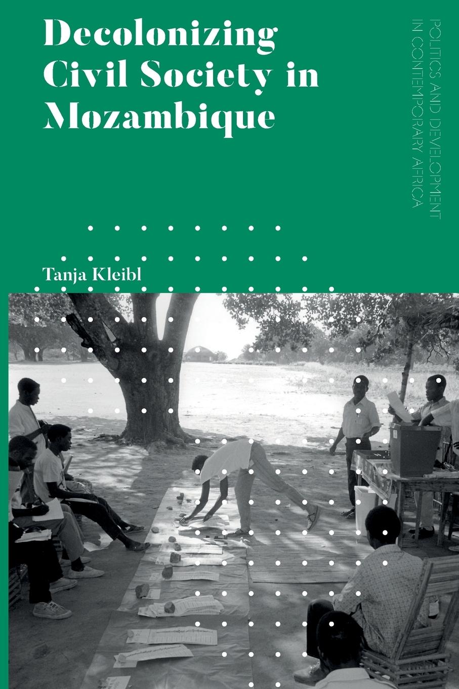 Vorderes Coverbild Decolonizing Civil Society in Mozambique
