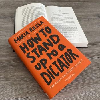 Beispielinhalt (Bild) HOW TO STAND UP TO A DICTATOR - Deutsche Ausgabe