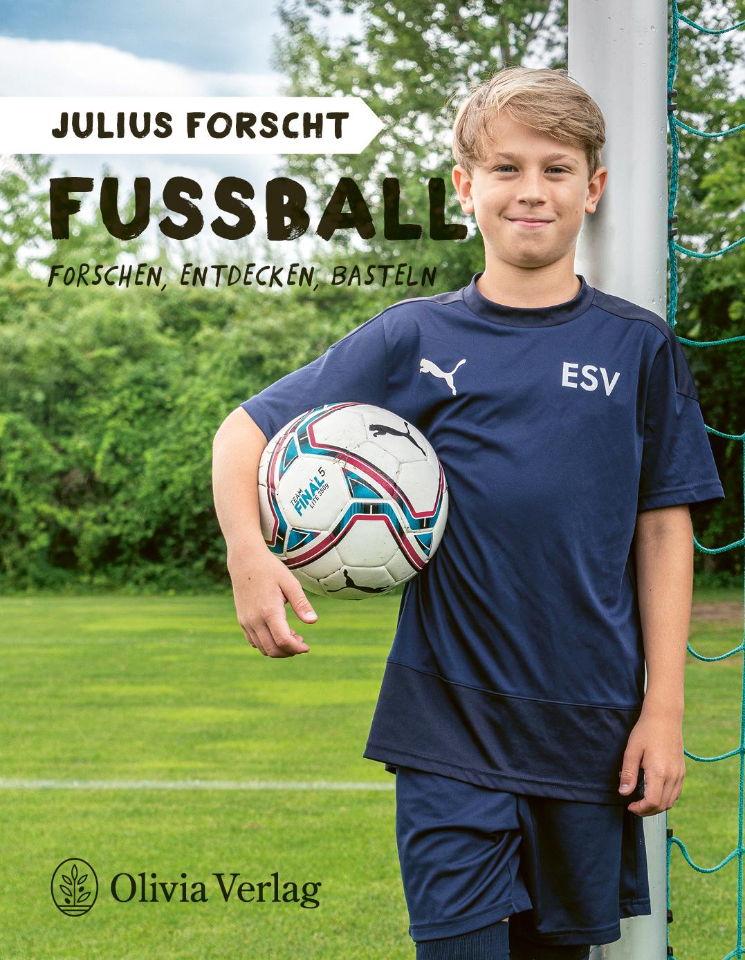 Vorderes Coverbild Julius forscht - Fußball