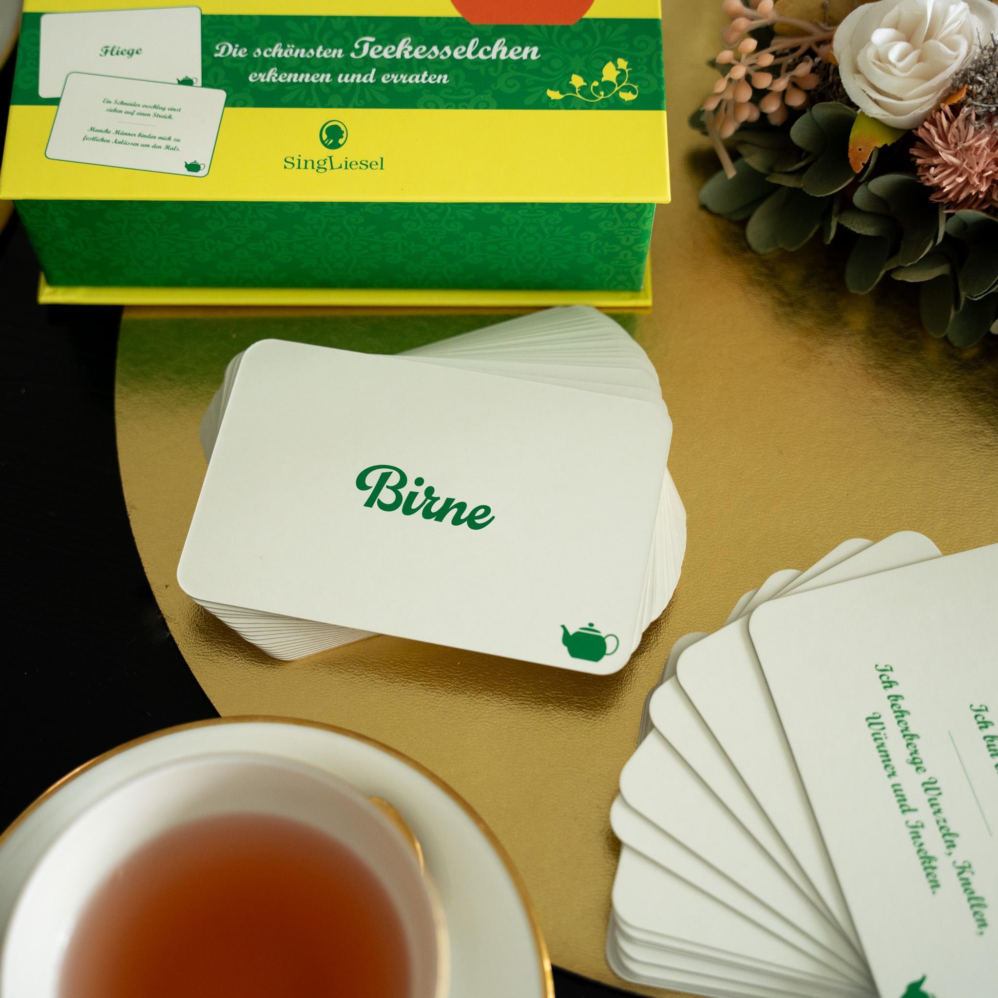 Beispielinhalt (Bild) Die große Teekesselchen-Quiz-Box für Senioren. Der Spiele-Klassiker. Das Spiel rund um beliebte Teekesselchen für Senioren. Auch mit Demenz. Spiele Box mit 100 Karten.