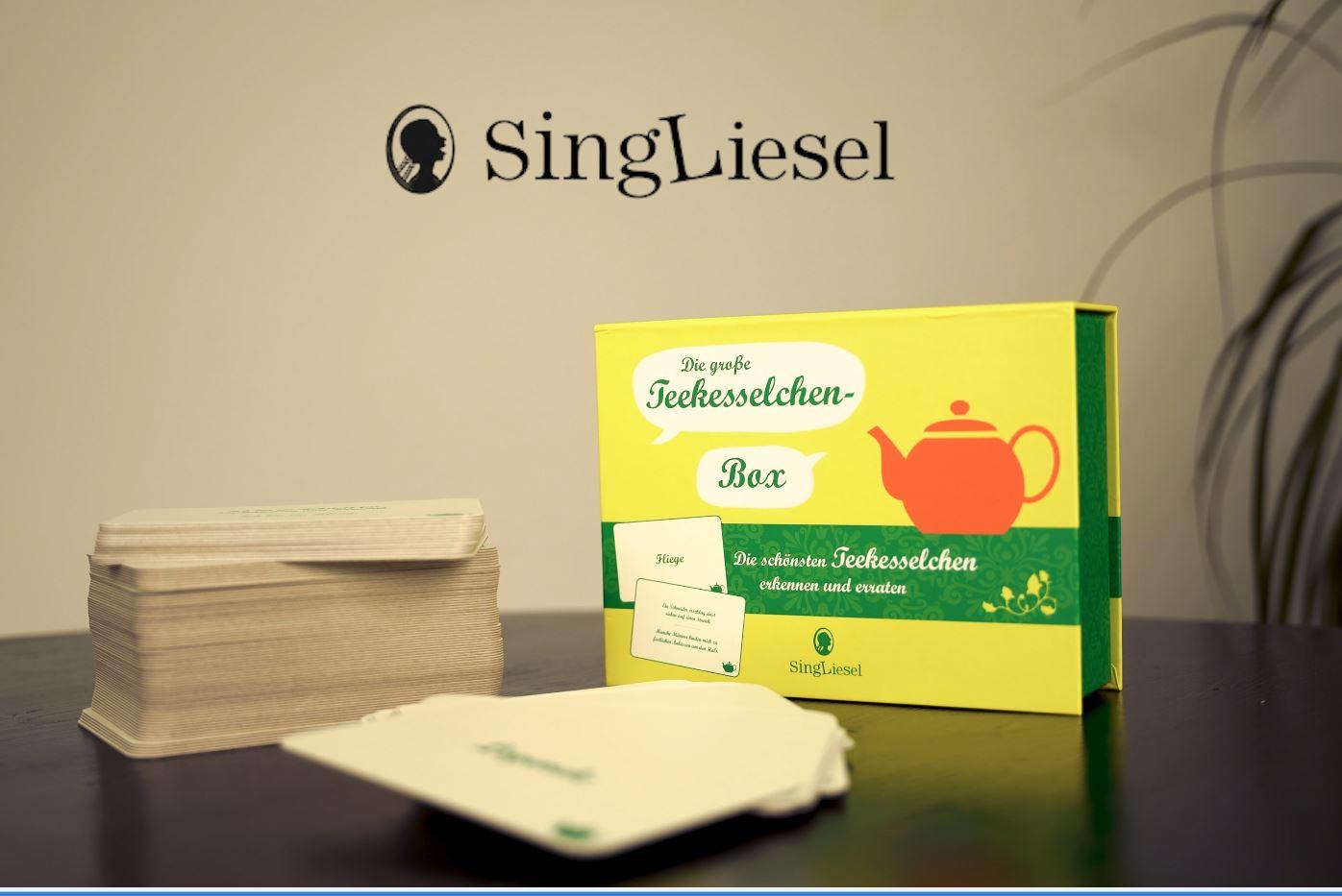 Beispielinhalt (Bild) Die große Teekesselchen-Quiz-Box für Senioren. Der Spiele-Klassiker. Das Spiel rund um beliebte Teekesselchen für Senioren. Auch mit Demenz. Spiele Box mit 100 Karten.