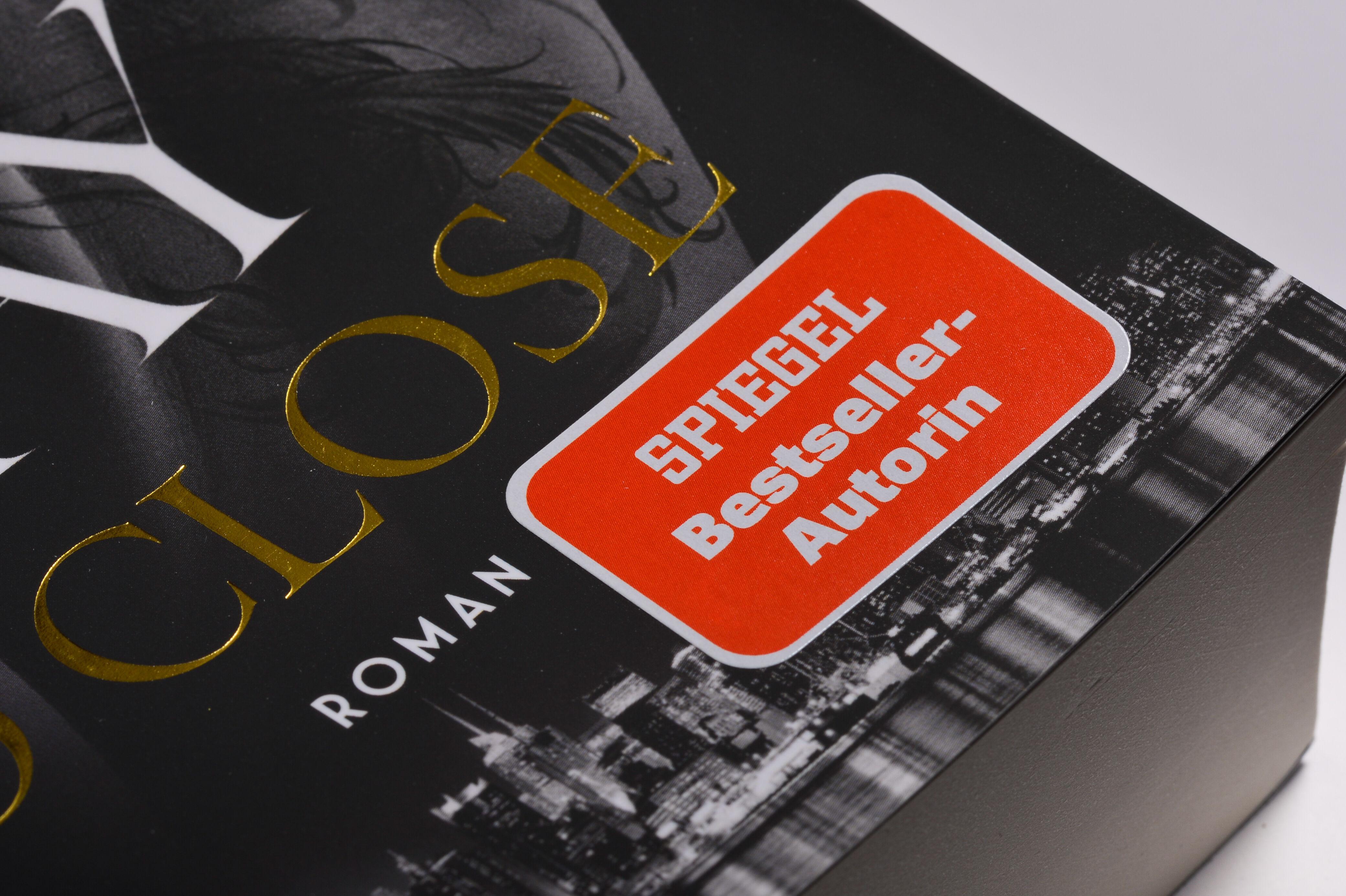 Beispielinhalt (Bild) So Close. Blacklist 1 - Nach Crossfire die neue heiße Serie der Nr.1-SPIEGEL-Bestsellerautorin!