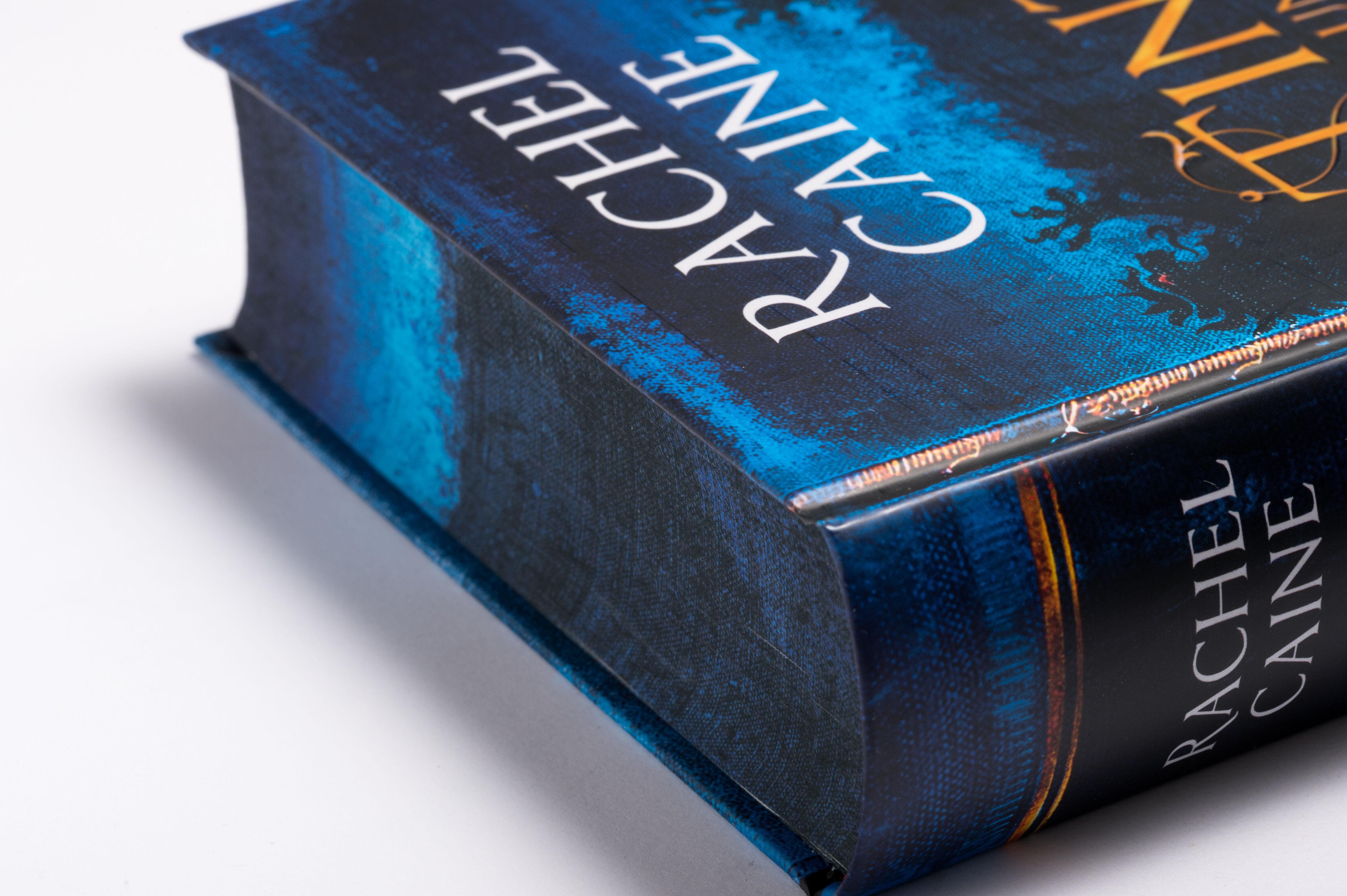 Beispielinhalt (Bild) Tinte und Knochen - Die Magische Bibliothek