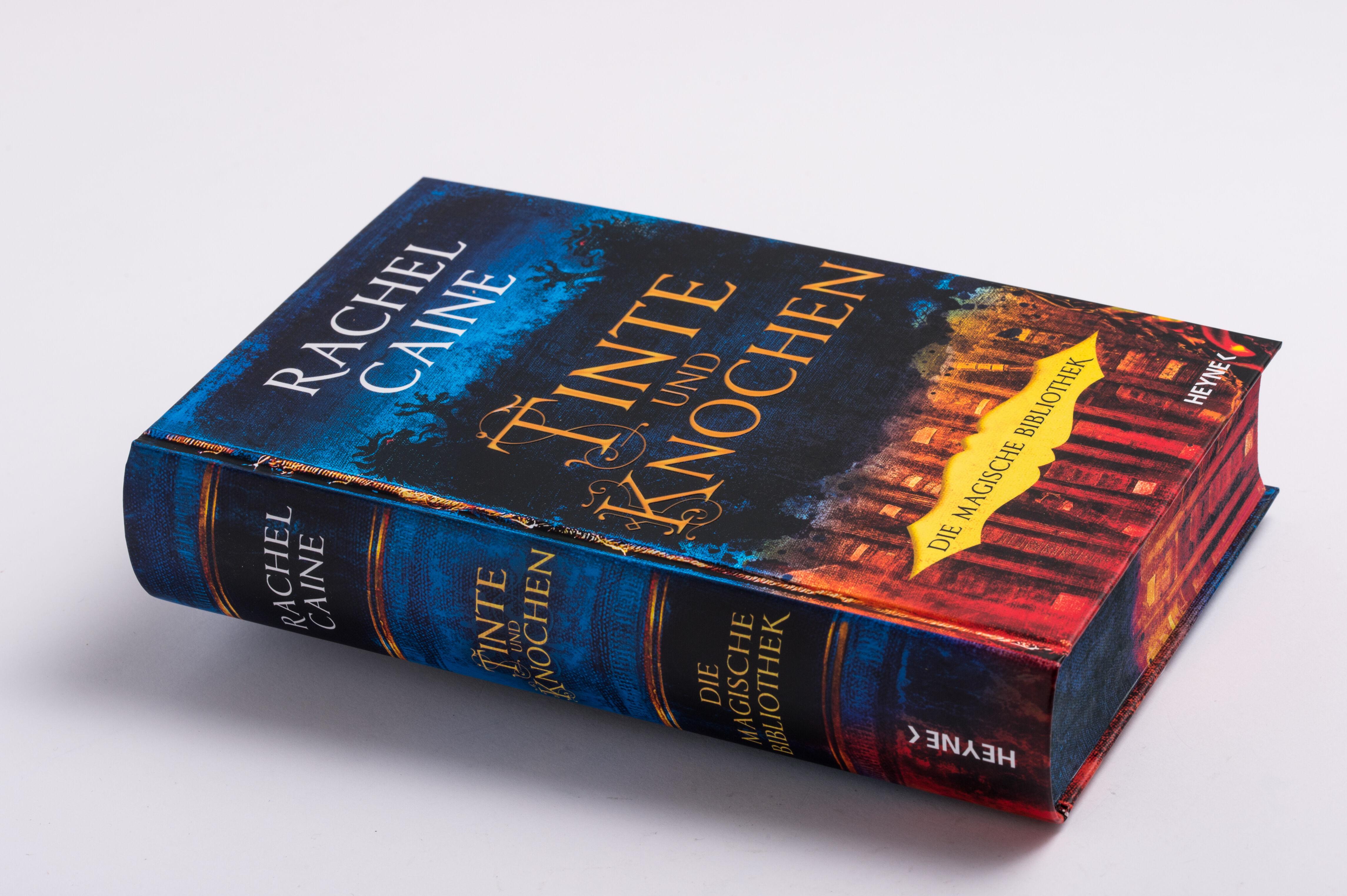 Beispielinhalt (Bild) Tinte und Knochen - Die Magische Bibliothek