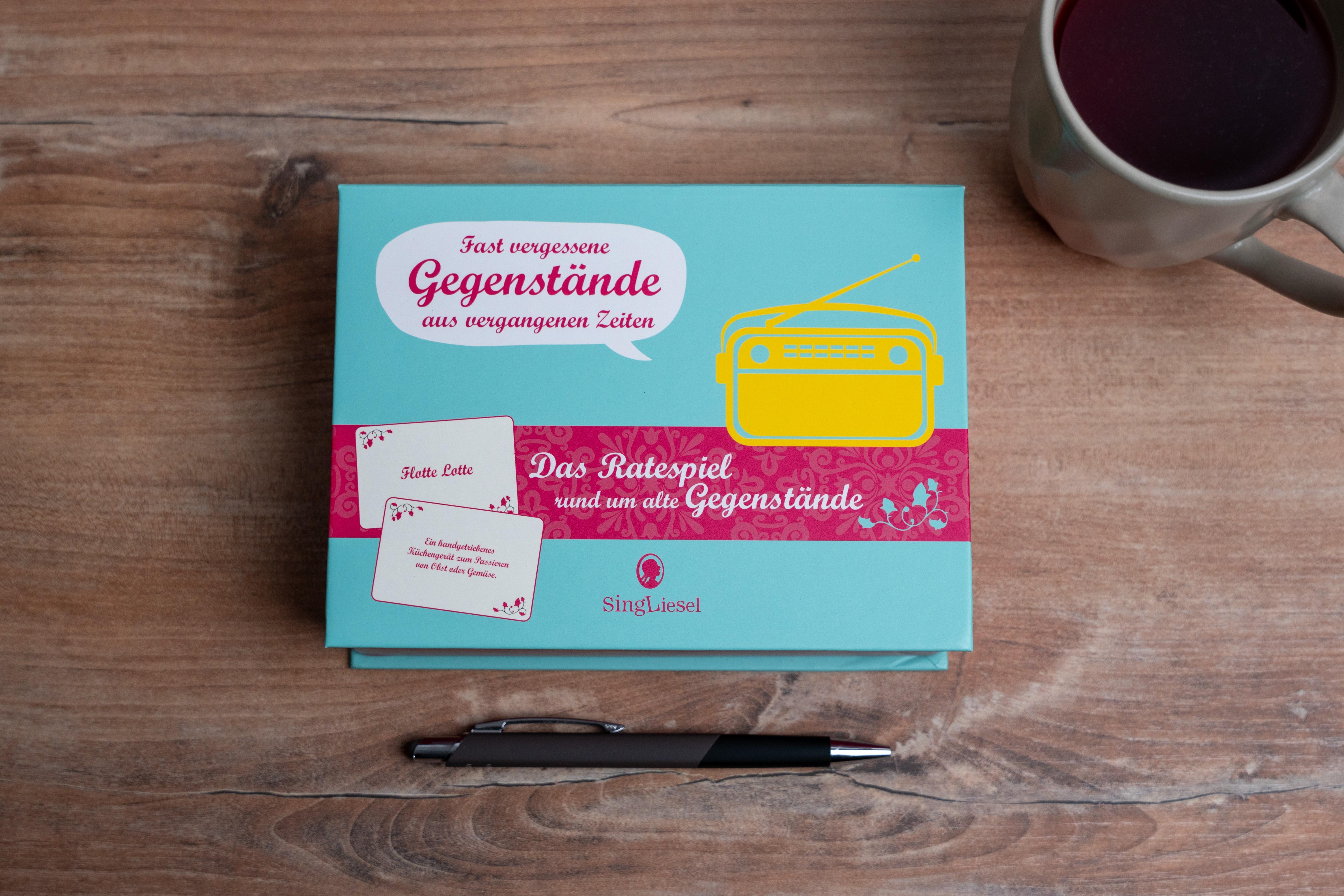 Beispielinhalt (Bild) Fast vergessene Gegenstände. Das große Quiz-Spiel für Senioren. Auch mit Demenz. Das Spiel für Senioren rund um Gegenstände von früher.