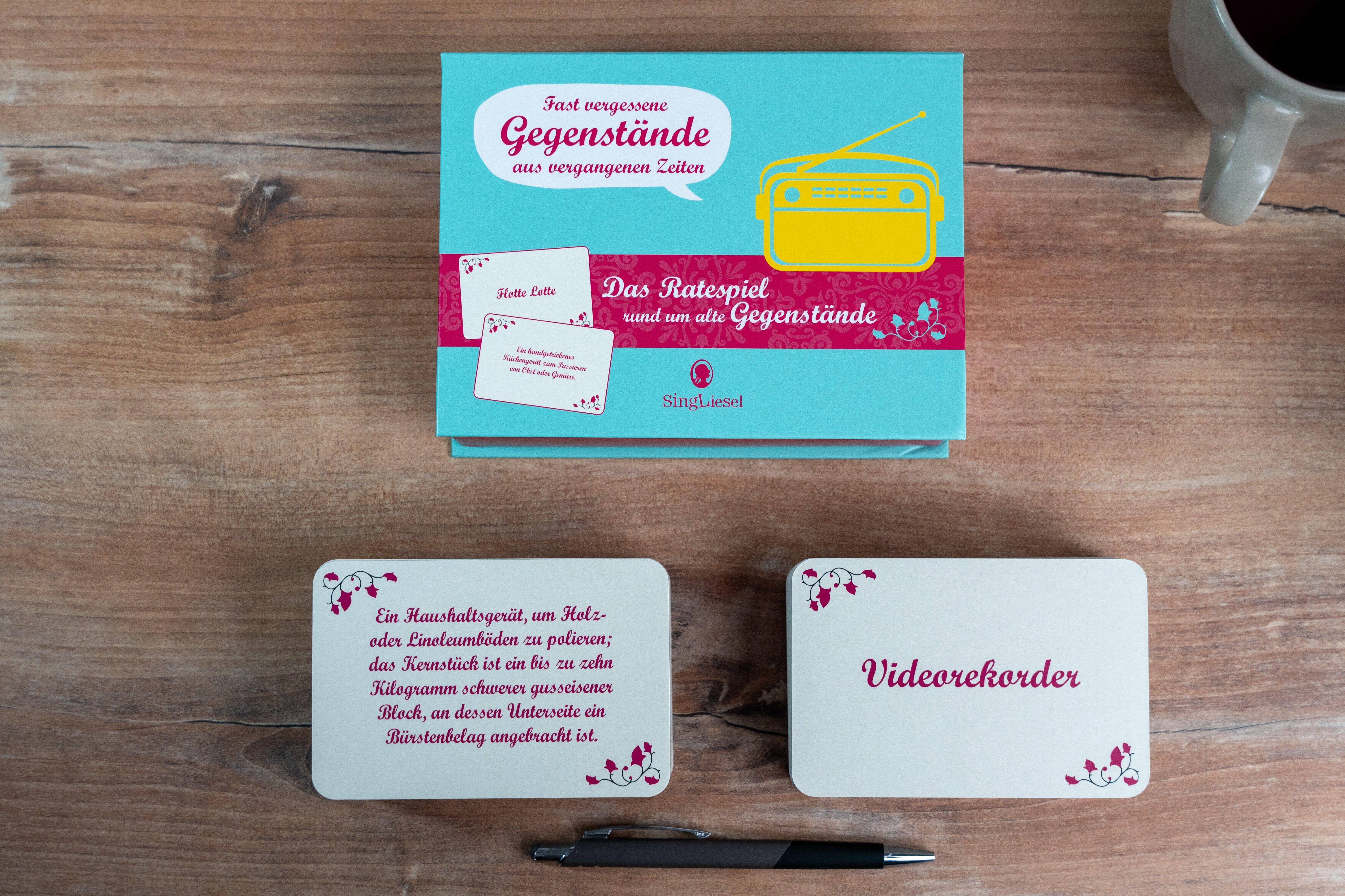 Beispielinhalt (Bild) Fast vergessene Gegenstände. Das große Quiz-Spiel für Senioren. Auch mit Demenz. Das Spiel für Senioren rund um Gegenstände von früher.