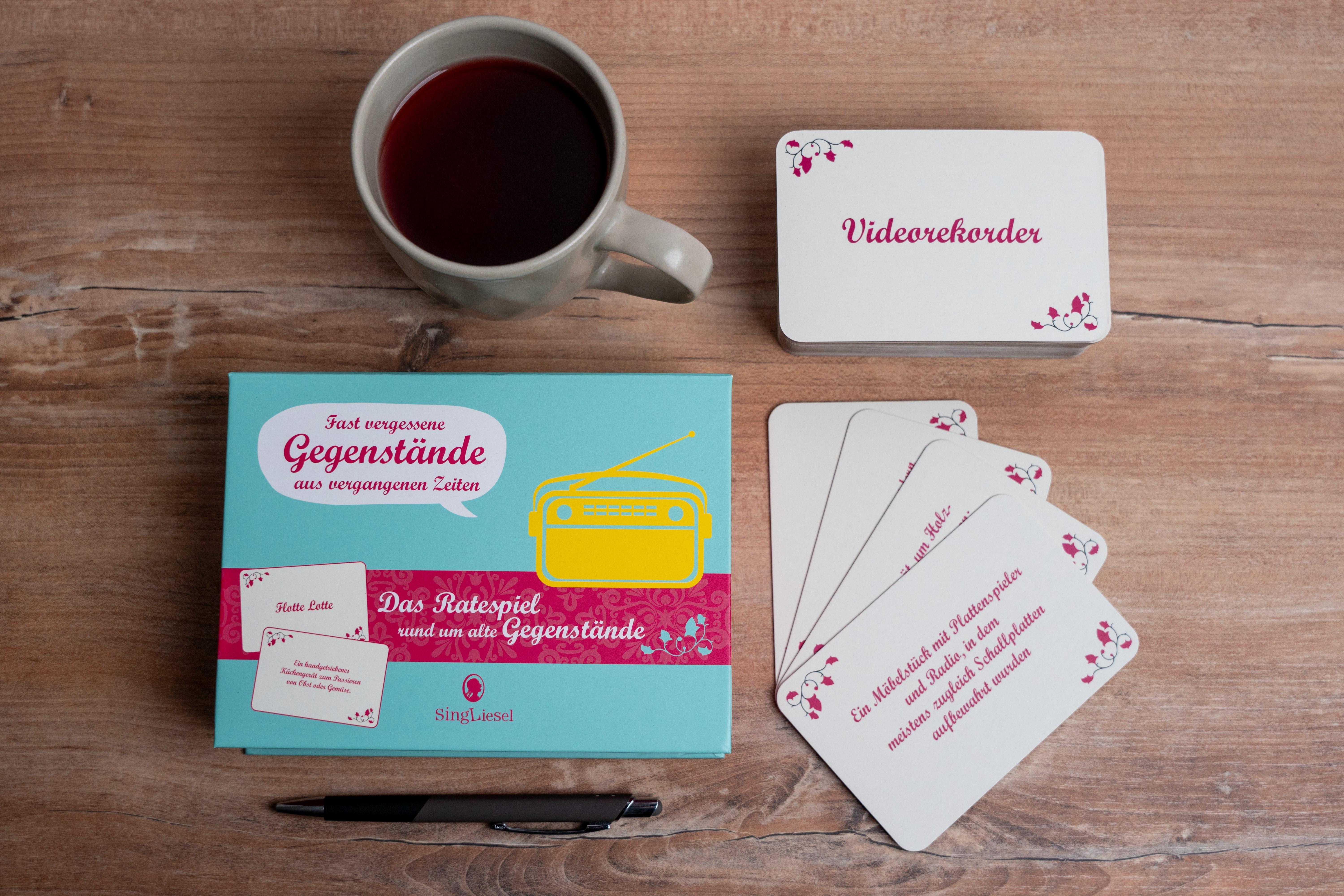 Beispielinhalt (Bild) Fast vergessene Gegenstände. Das große Quiz-Spiel für Senioren. Auch mit Demenz. Das Spiel für Senioren rund um Gegenstände von früher.