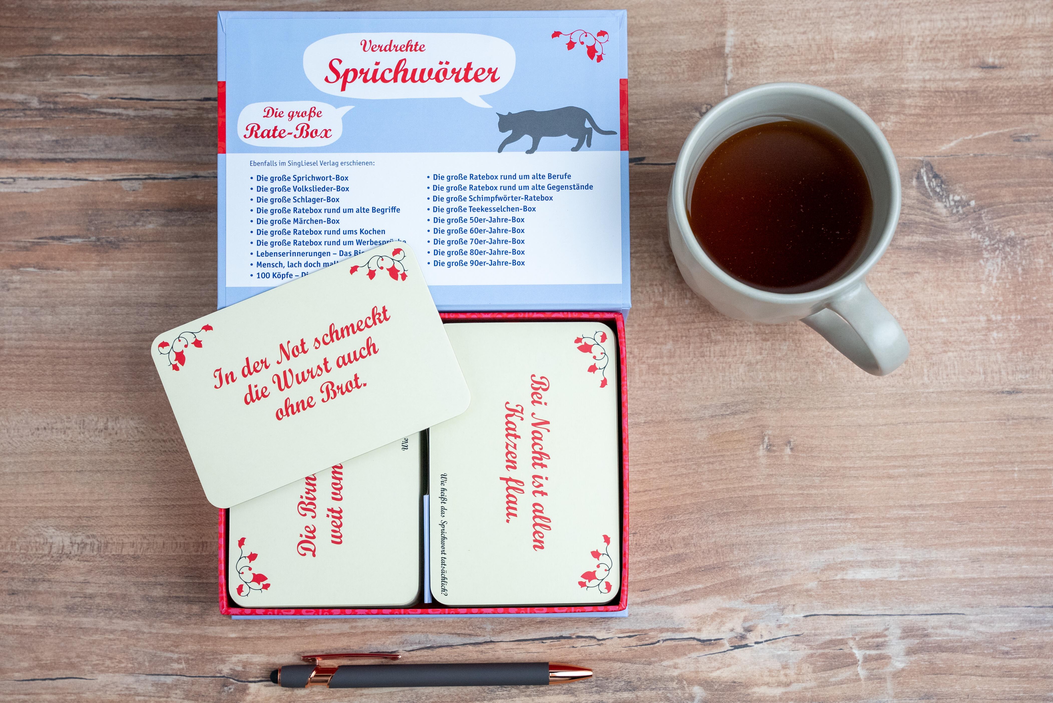 Beispielinhalt (Bild) Verdrehte Sprichwörter. Das lustige Quiz-Spiel für Senioren. Spiele-Box mit 100 Karten