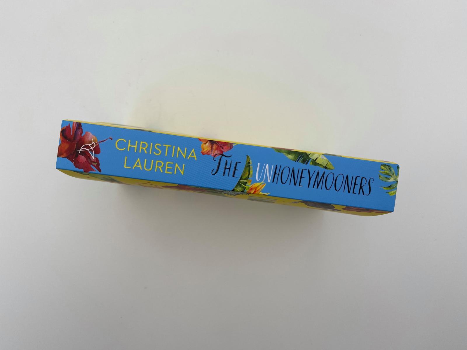 Beispielinhalt (Bild) The Unhoneymooners - Sie können sich nicht ausstehen und fliegen gemeinsam in die Flitterwochen