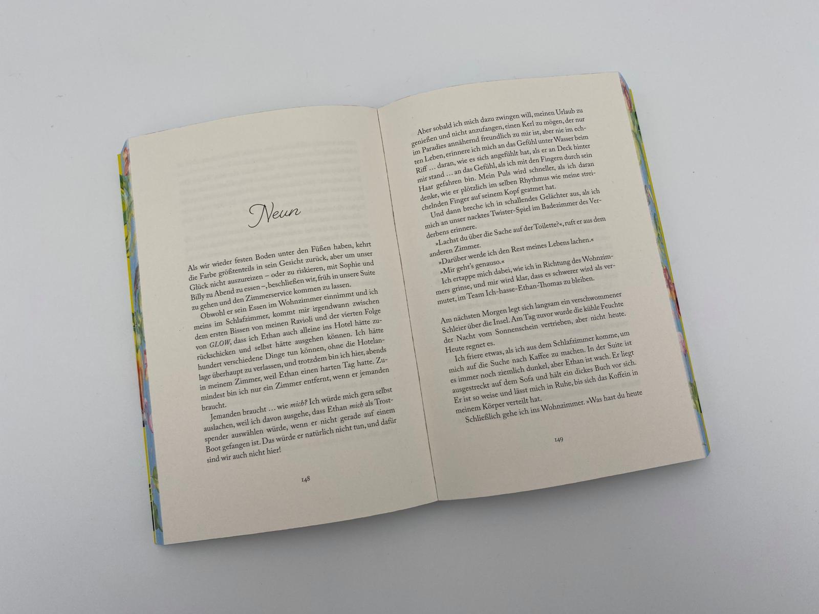 Beispielinhalt (Bild) The Unhoneymooners - Sie können sich nicht ausstehen und fliegen gemeinsam in die Flitterwochen