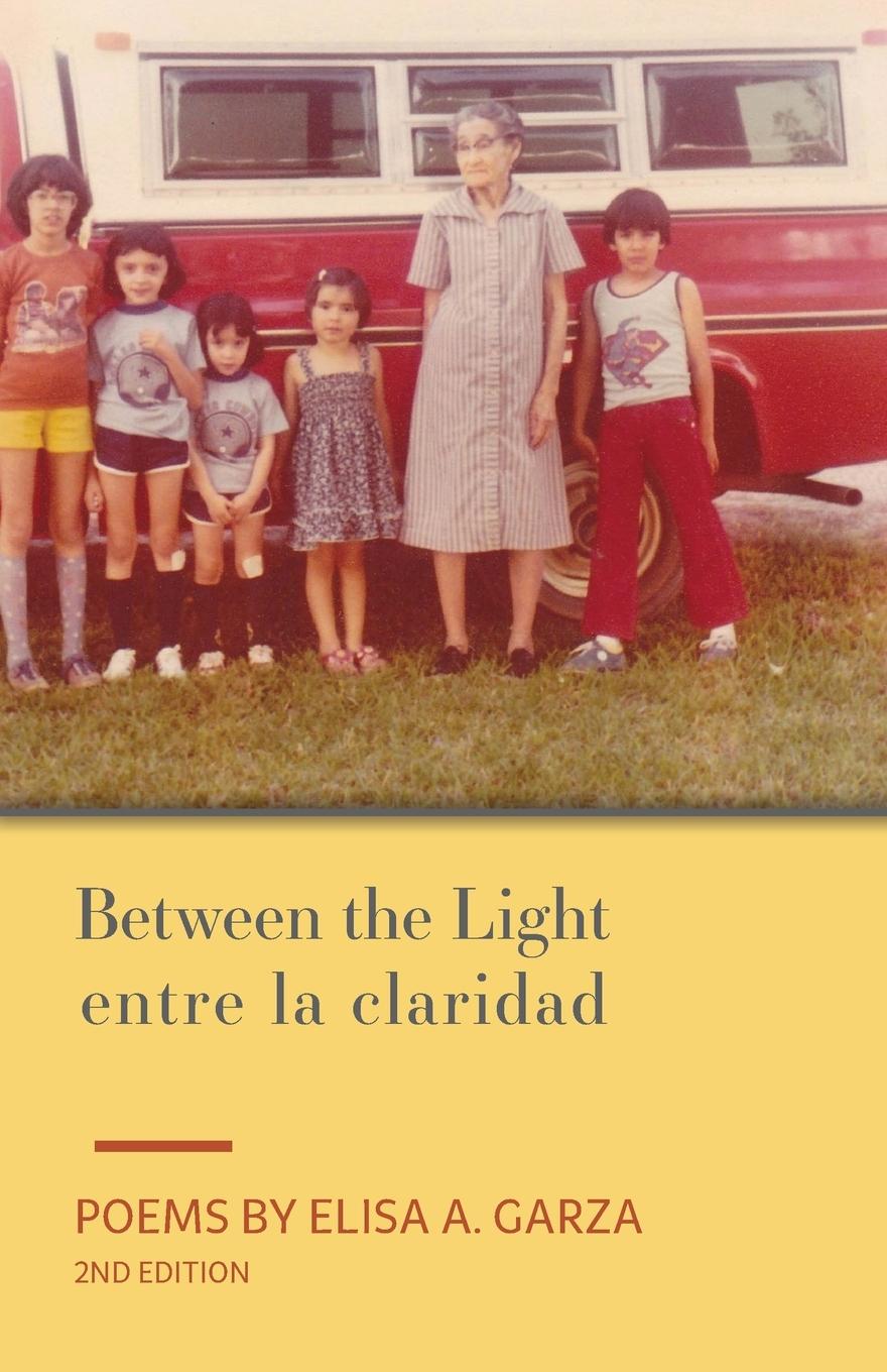 Vorderes Coverbild Between the Light / entre la claridad