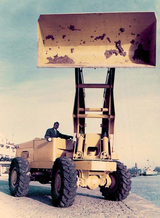 Beispielinhalt (Bild) Hatra Baumaschinen und Schiffe