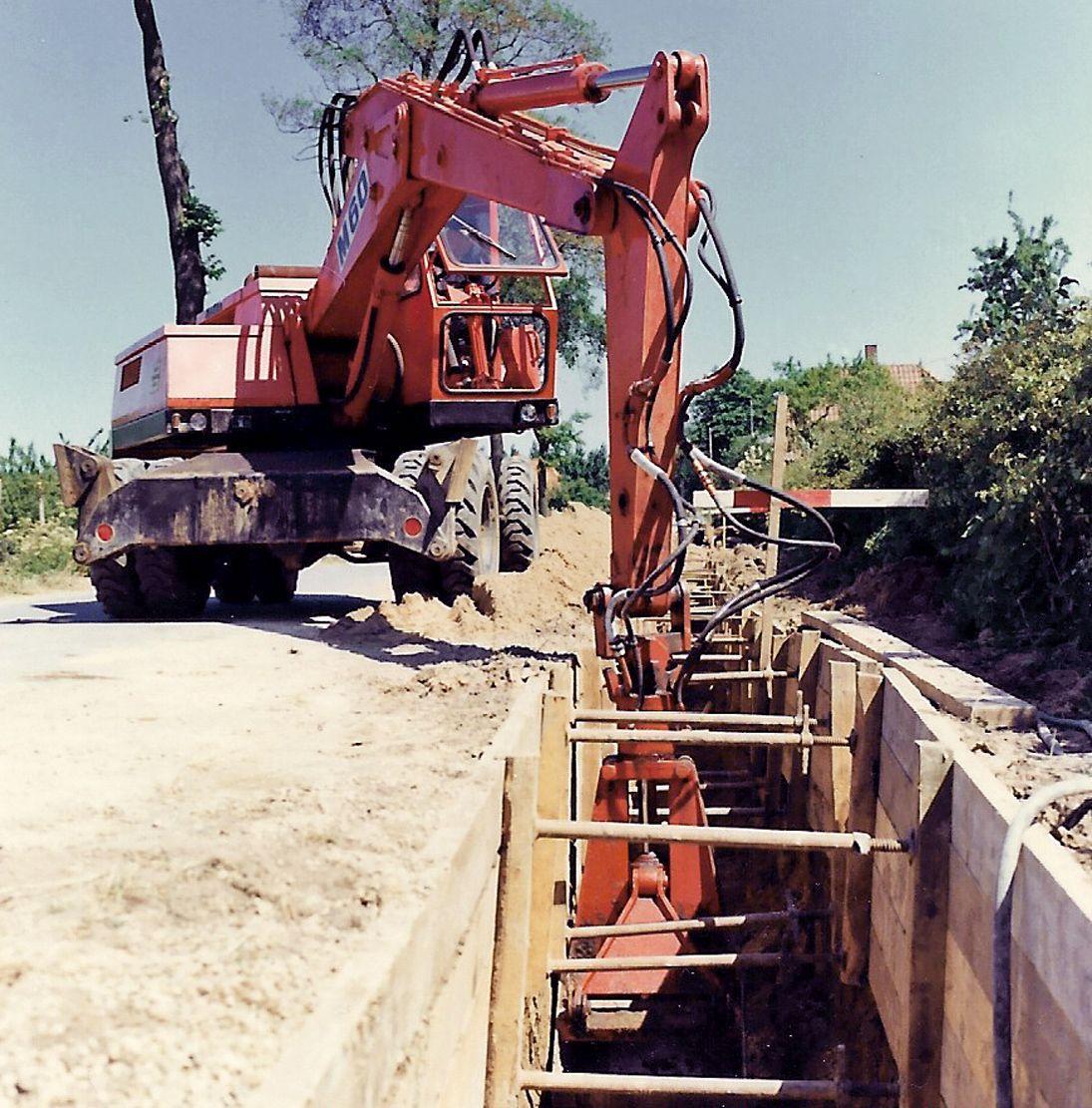 Beispielinhalt (Bild) Hatra Baumaschinen und Schiffe