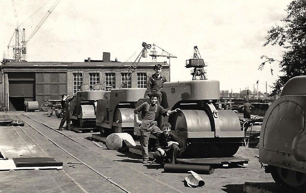 Beispielinhalt (Bild) Hatra Baumaschinen und Schiffe