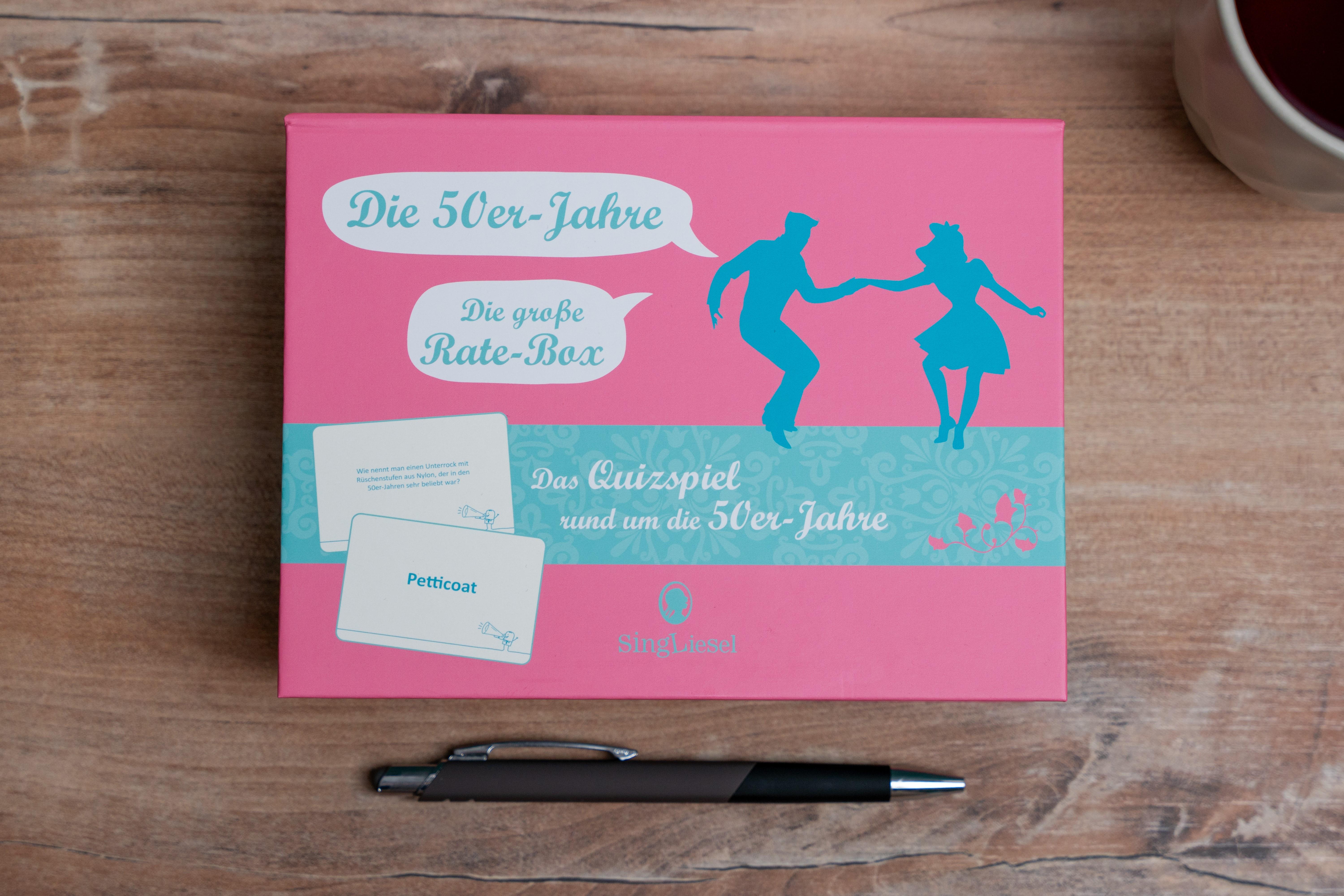 Beispielinhalt (Bild) Das 50er-Jahre-Quiz. Das große Quiz-Spiel für Senioren rund um die 50er. Spiele-Box mit 100 Karten. Spiel und Gedächtnistraining für Senioren.