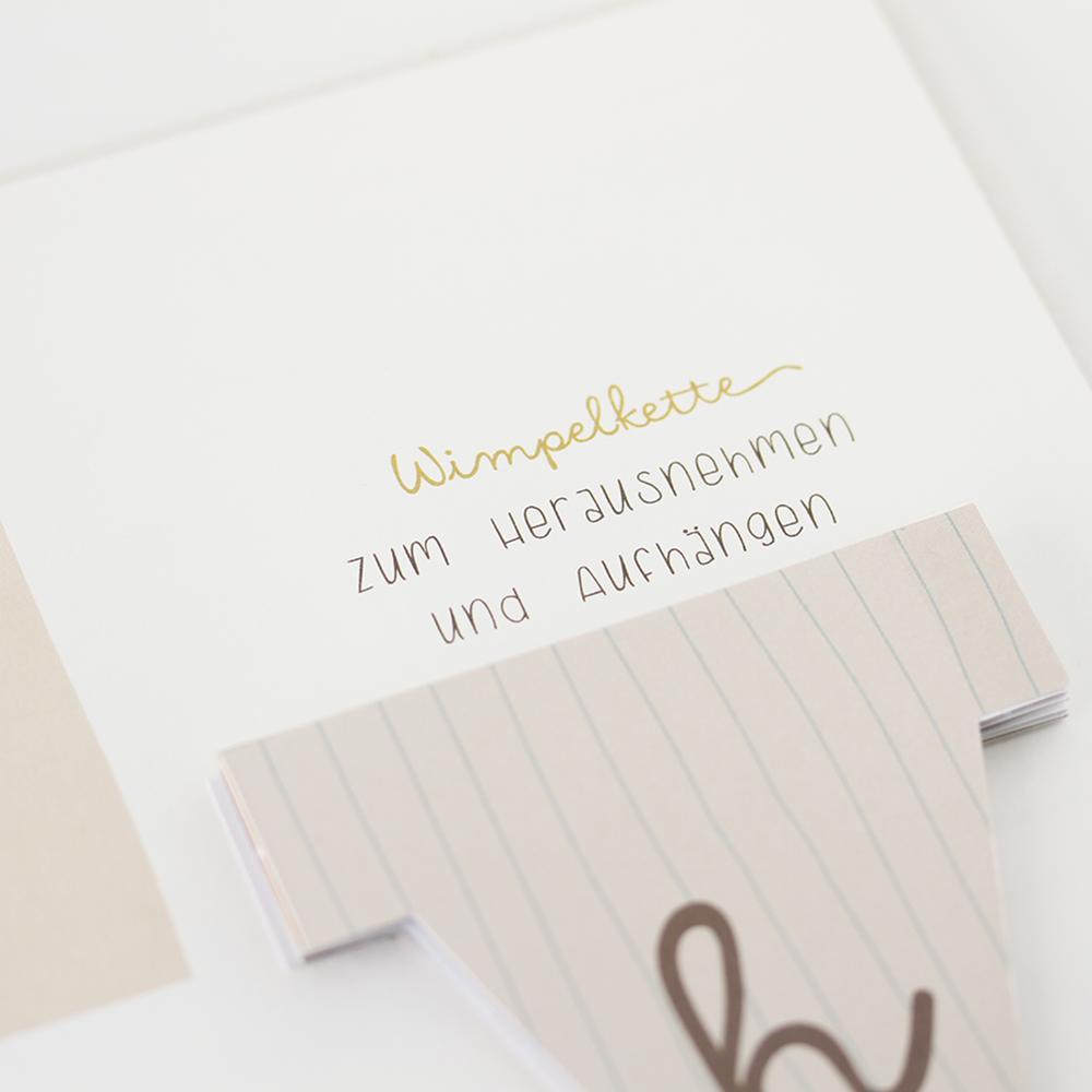 Beispielinhalt (Bild) Baby-Album mit Stickerei Mein erstes Jahr