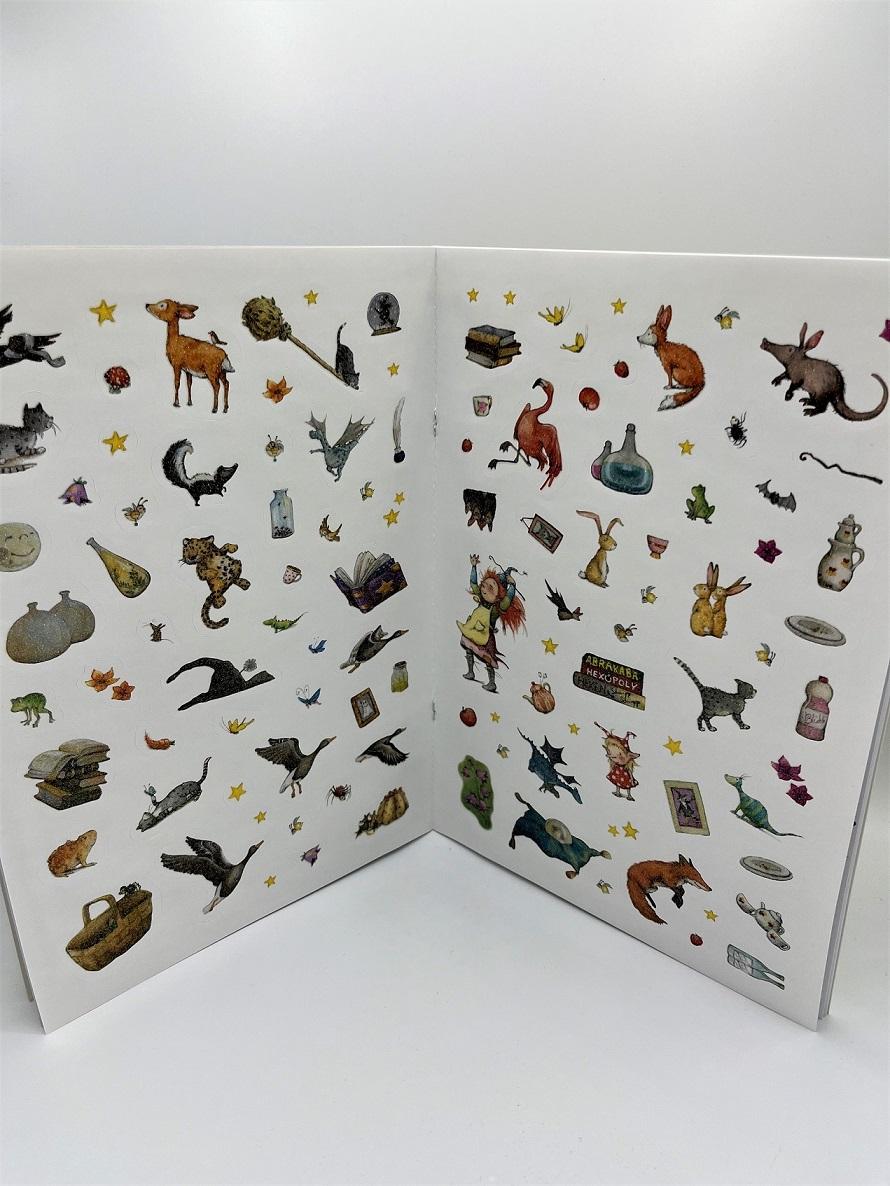 Beispielinhalt (Bild) Frida, die kleine Waldhexe. Glitzersticker-Spaß. Gestalte Fridas zauberhaften Hexenwald