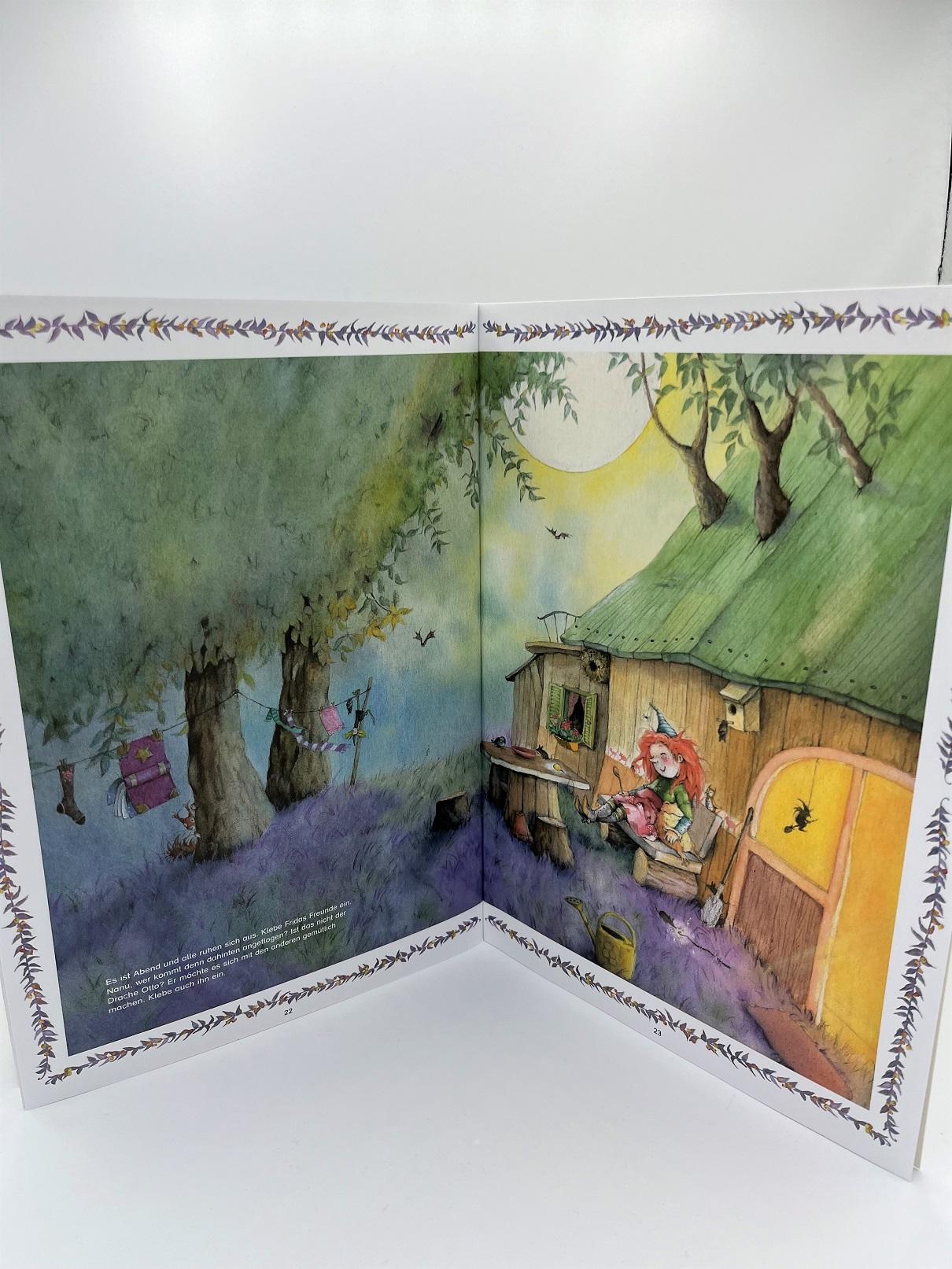 Beispielinhalt (Bild) Frida, die kleine Waldhexe. Glitzersticker-Spaß. Gestalte Fridas zauberhaften Hexenwald