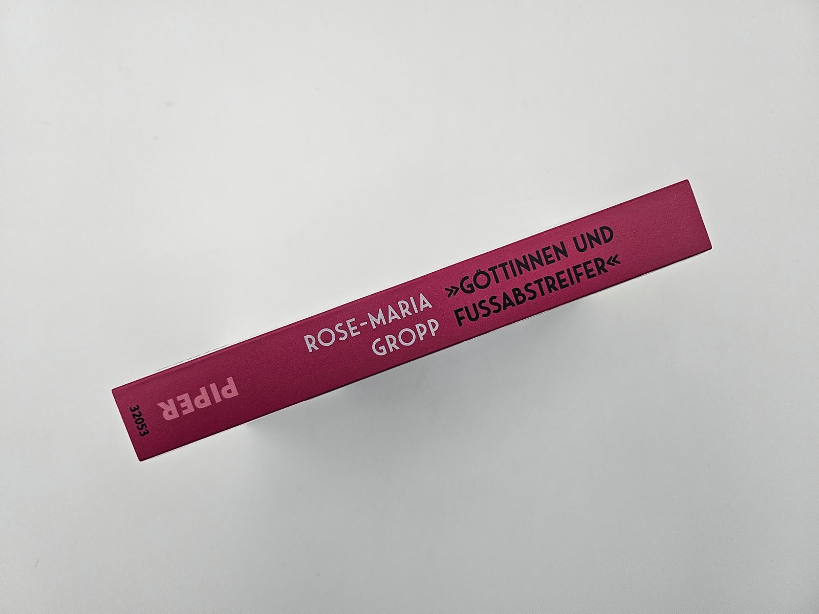 Beispielinhalt (Bild) 'Göttinnen und Fußabstreifer'