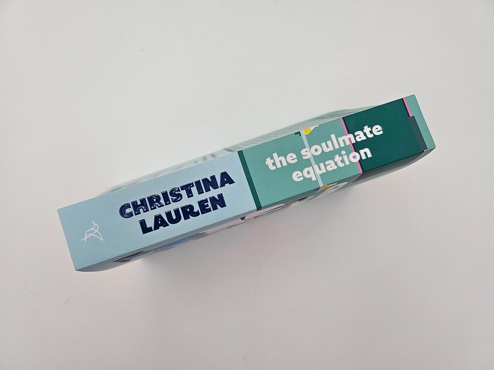 Beispielinhalt (Bild) The Soulmate Equation - Sie glaubt an die Macht der Zahlen, bis er ihr Ergebnis ist