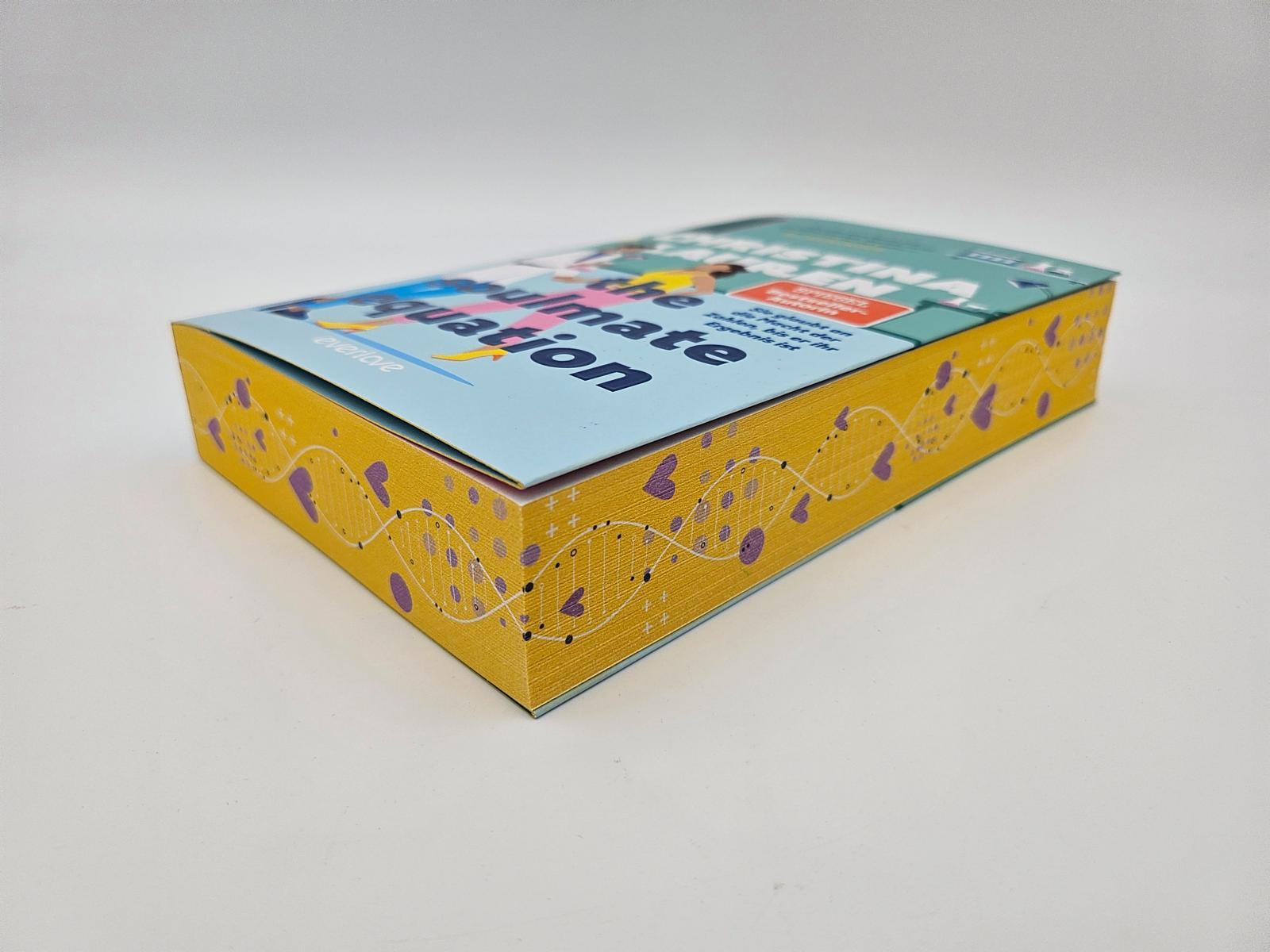 Beispielinhalt (Bild) The Soulmate Equation - Sie glaubt an die Macht der Zahlen, bis er ihr Ergebnis ist