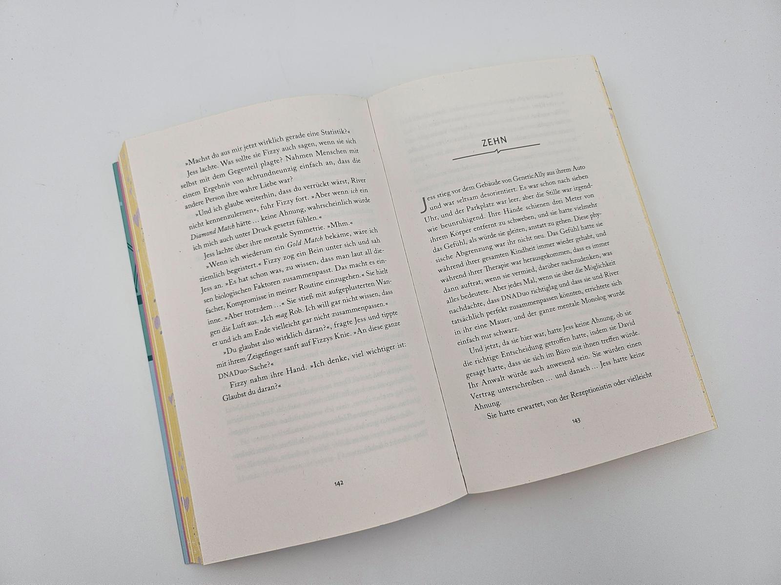 Beispielinhalt (Bild) The Soulmate Equation - Sie glaubt an die Macht der Zahlen, bis er ihr Ergebnis ist