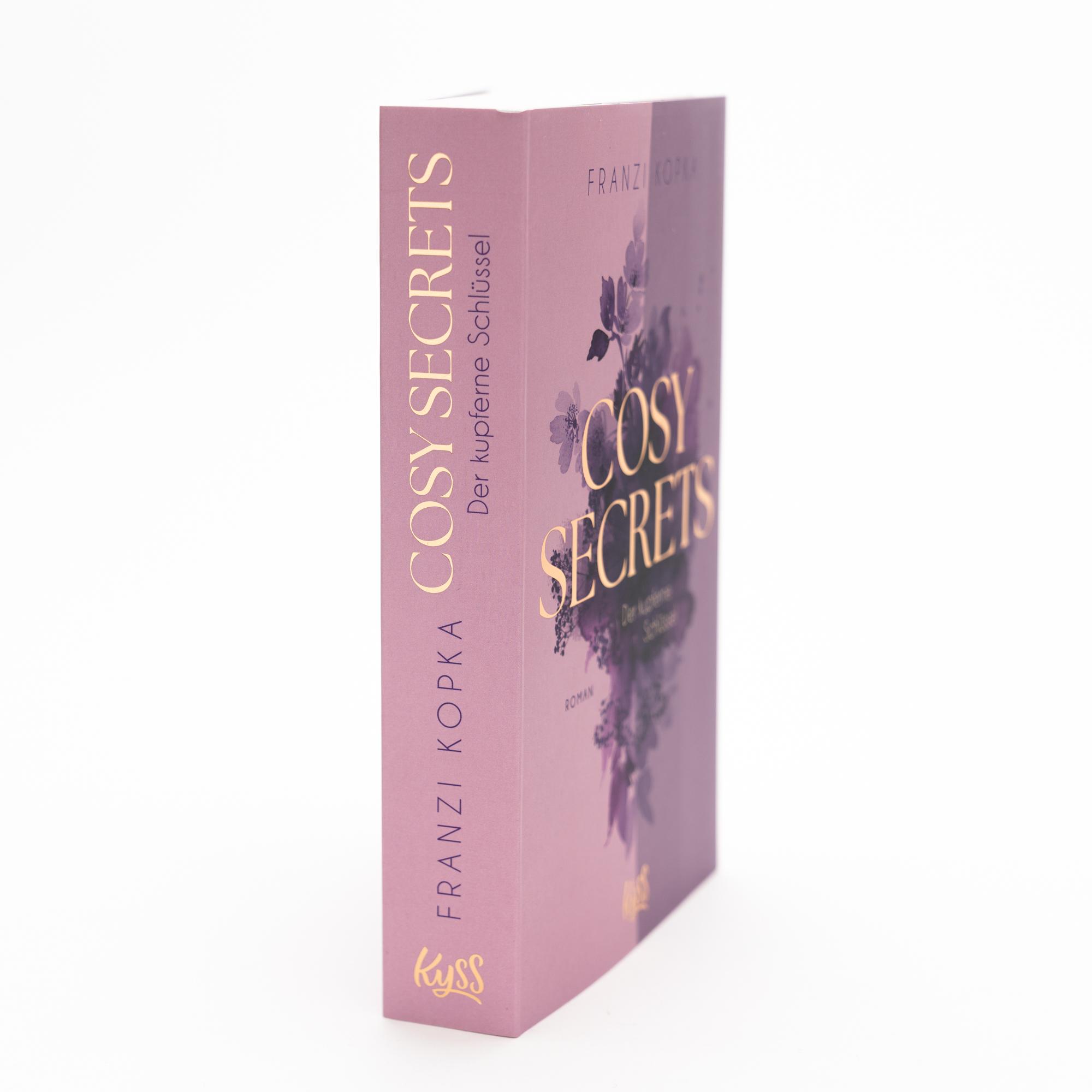 Beispielinhalt (Bild) Cosy Secrets - Ein kleiner Ort. Ein großes Geheimnis. Und eine zweite Chance für die Liebe.