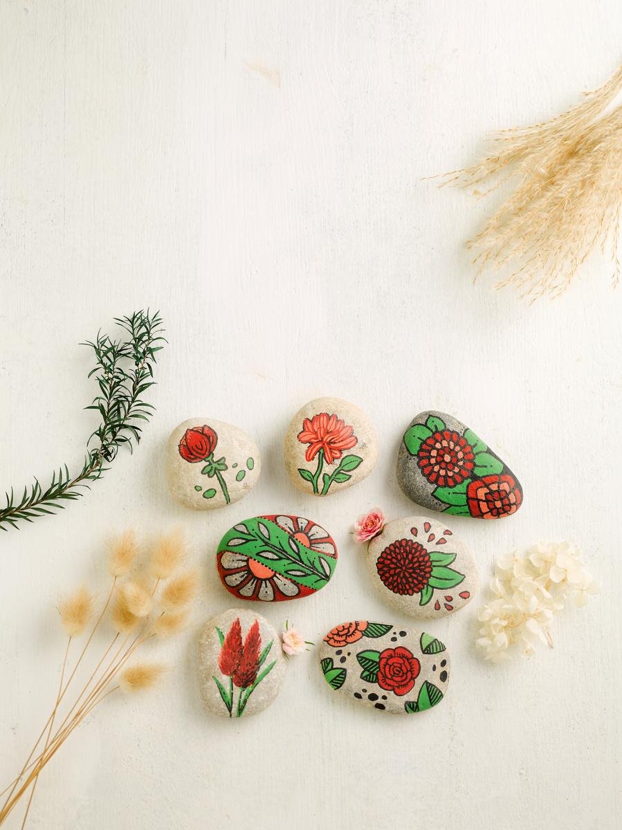 Beispielinhalt (Bild) Kreativ-Set: Sag's mit Blumen - Florale Botschaften auf Steinen. Mit Anleitungsbuch und Material