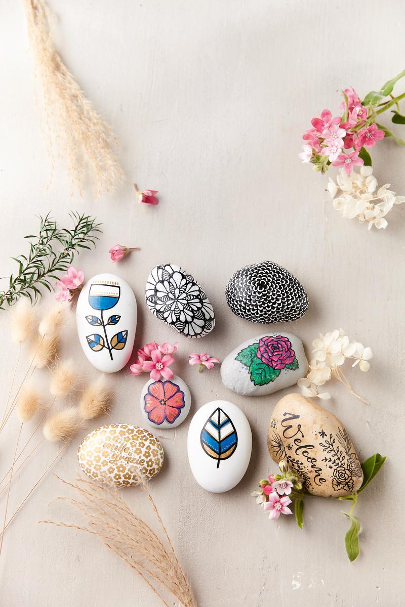 Beispielinhalt (Bild) Kreativ-Set: Sag's mit Blumen - Florale Botschaften auf Steinen. Mit Anleitungsbuch und Material