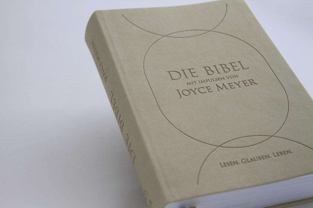 Beispielinhalt (Bild) Die Bibel mit Impulsen von Joyce Meyer, Kunstlederausgabe