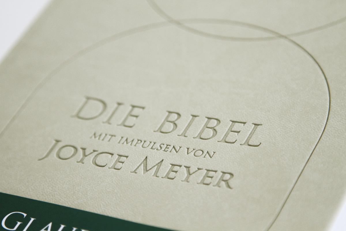 Beispielinhalt (Bild) Die Bibel mit Impulsen von Joyce Meyer, Kunstlederausgabe