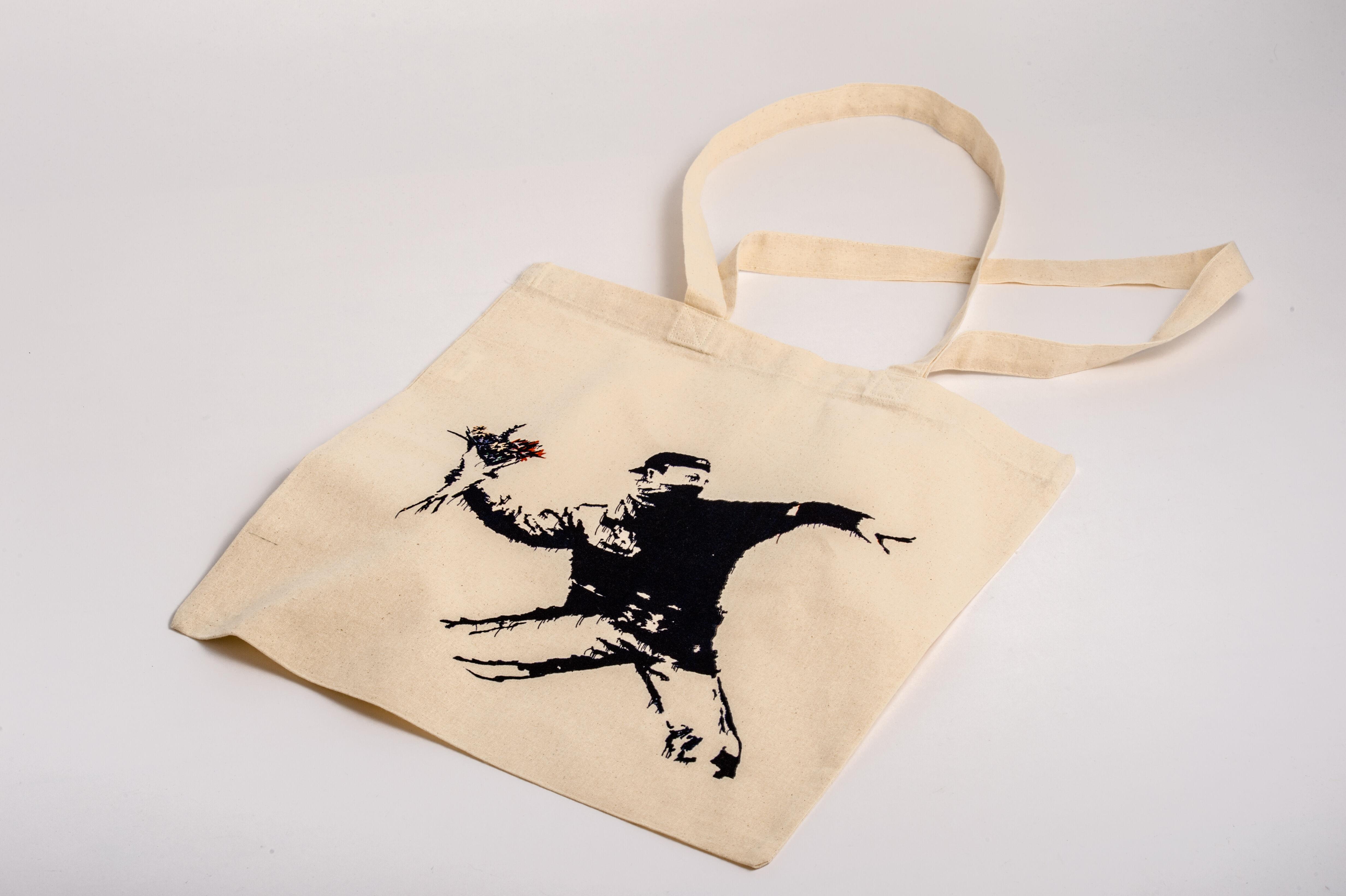 Beispielinhalt (Bild) Stofftasche Bansky - Blumenwerfer