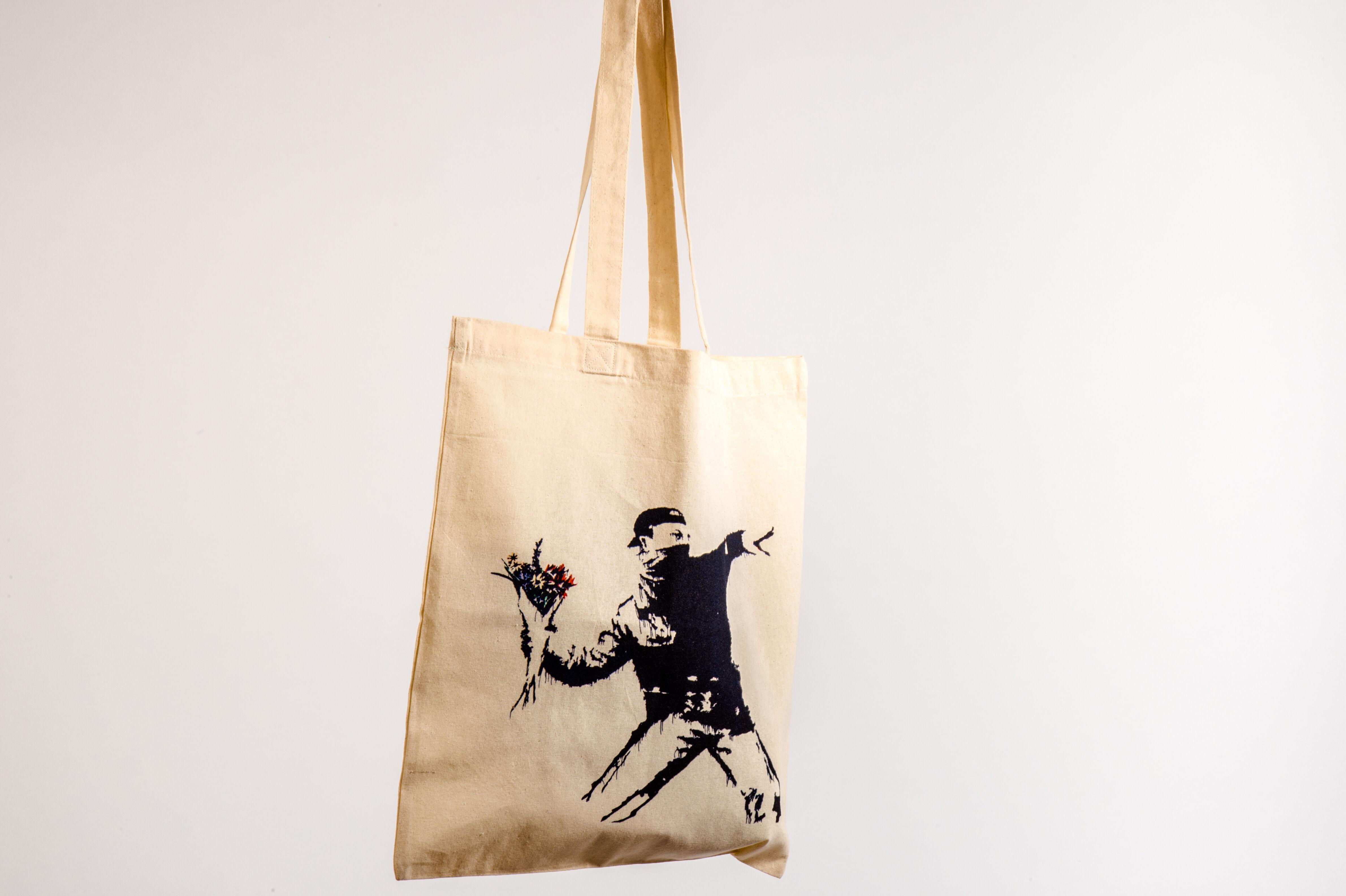 Beispielinhalt (Bild) Stofftasche Bansky - Blumenwerfer